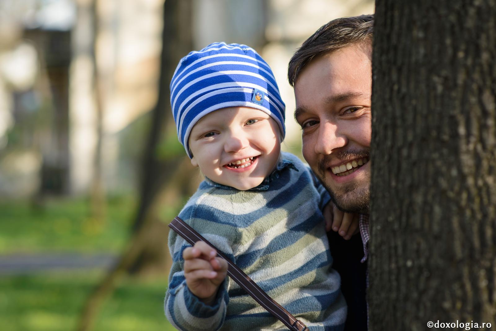 tată cu copilul în brațe