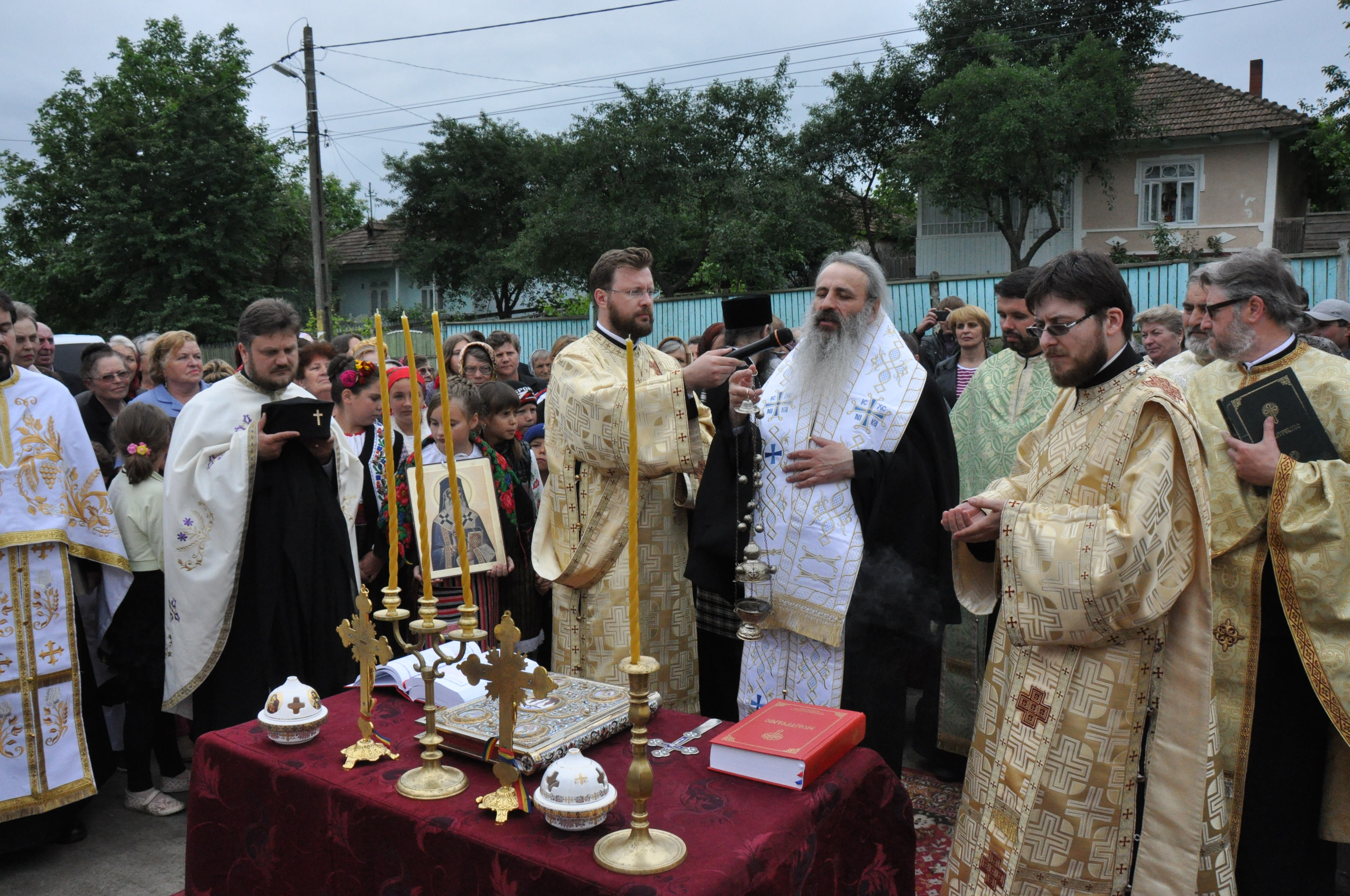 Sfințire de troițe în parohiile Chișcăreni și Petricani