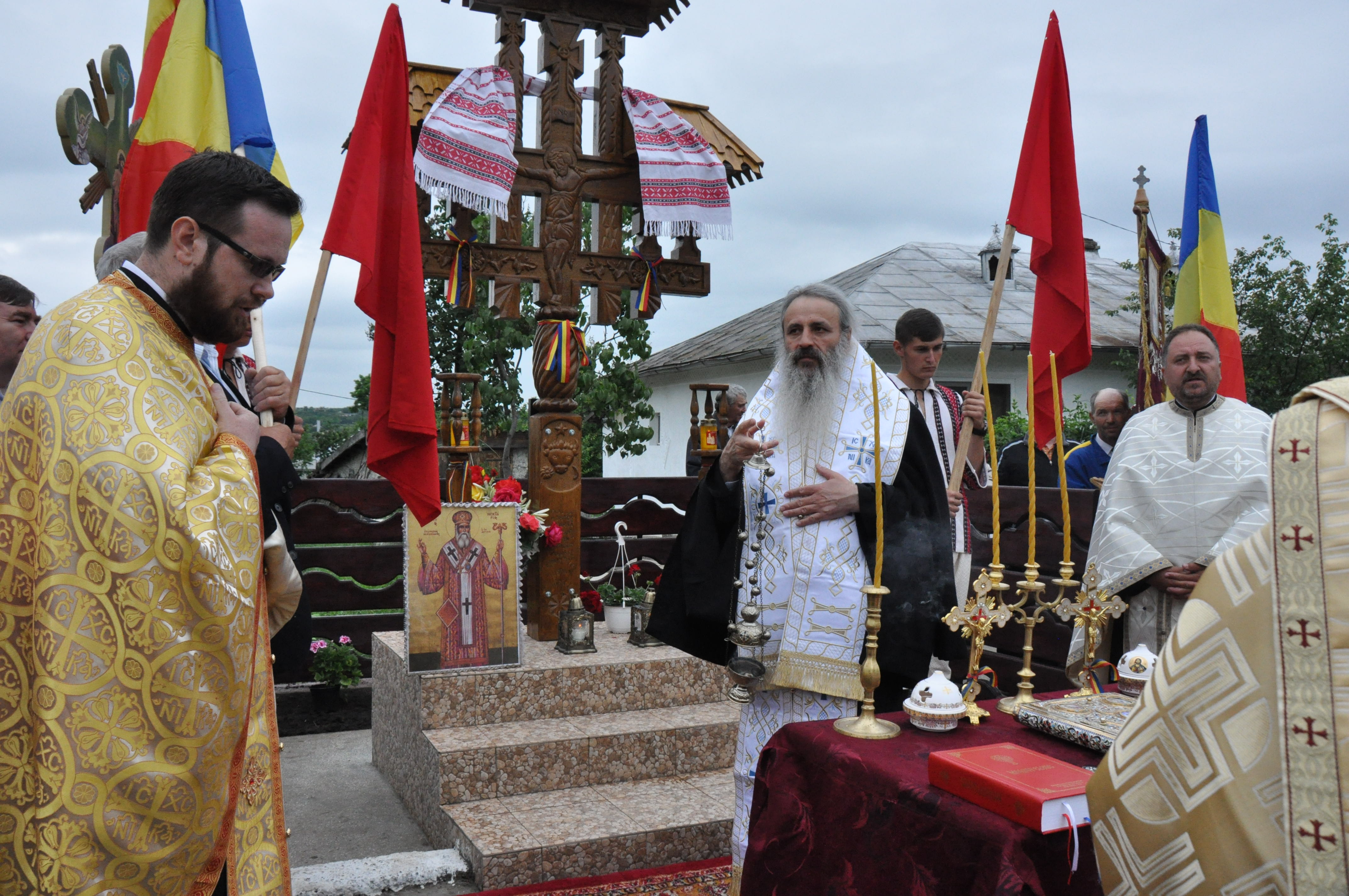 Sfințire de troițe în parohiile Chișcăreni și Petricani