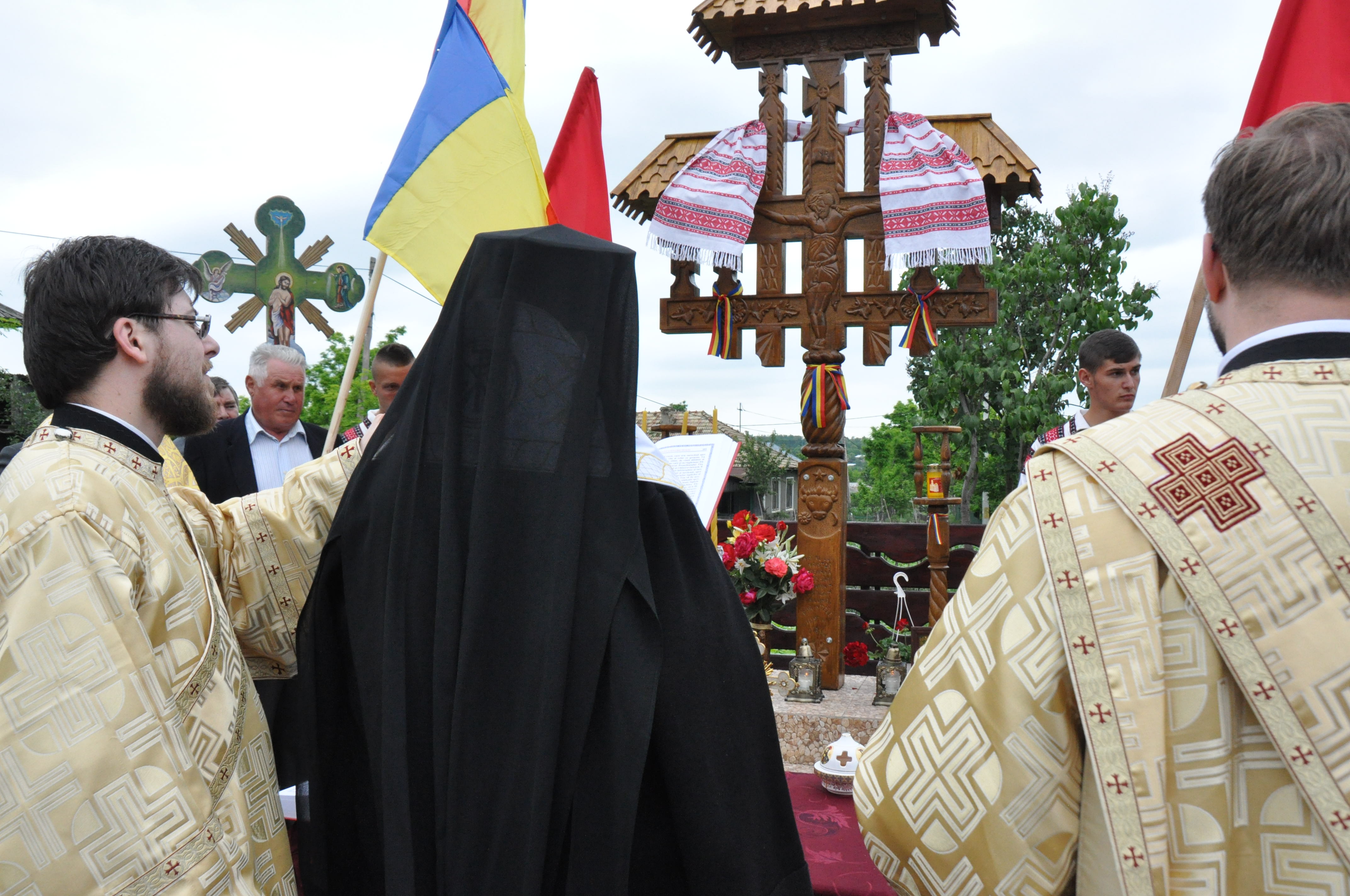 Sfințire de troițe în parohiile Chișcăreni și Petricani