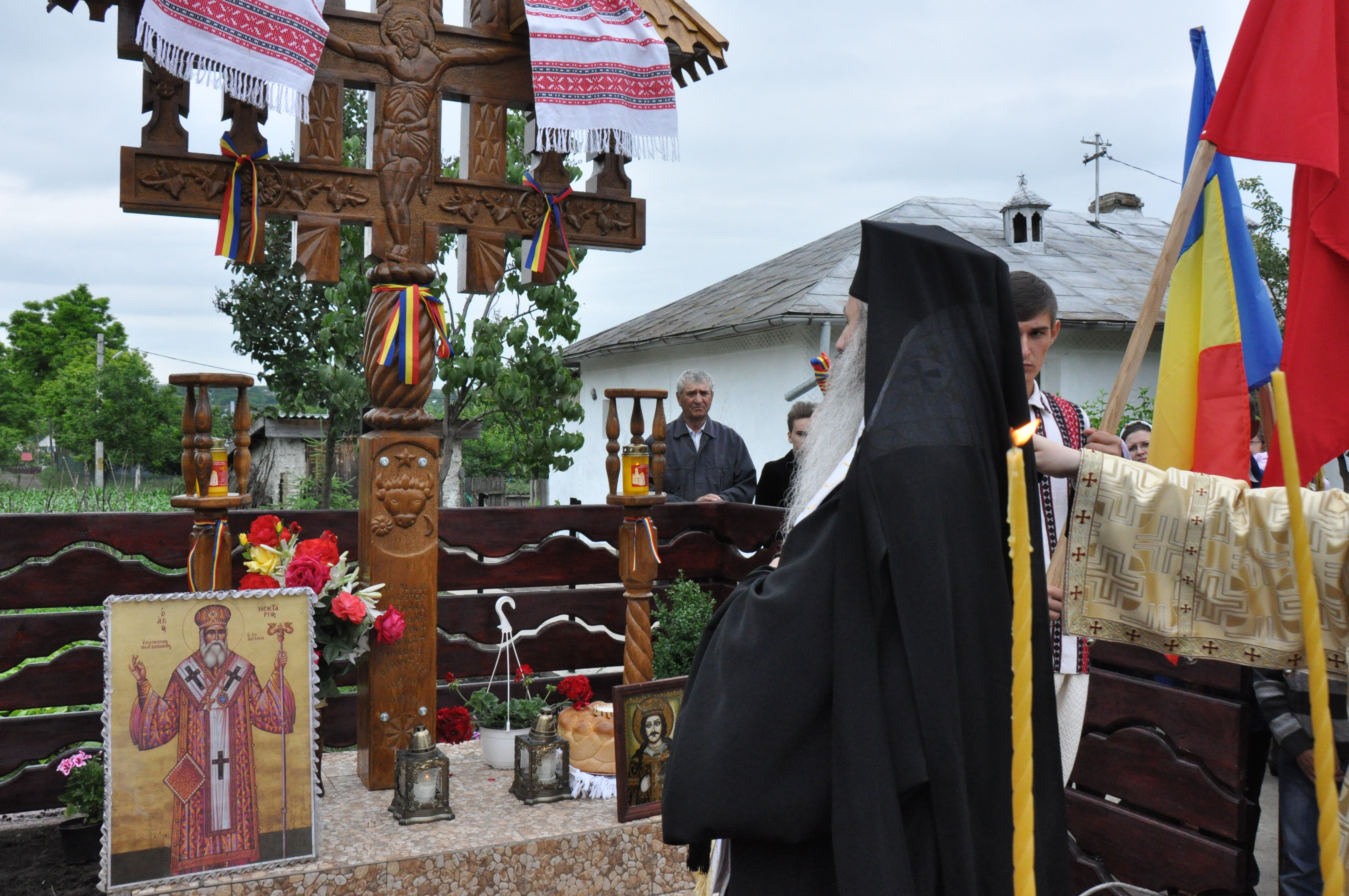 Sfințire de troițe în parohiile Chișcăreni și Petricani