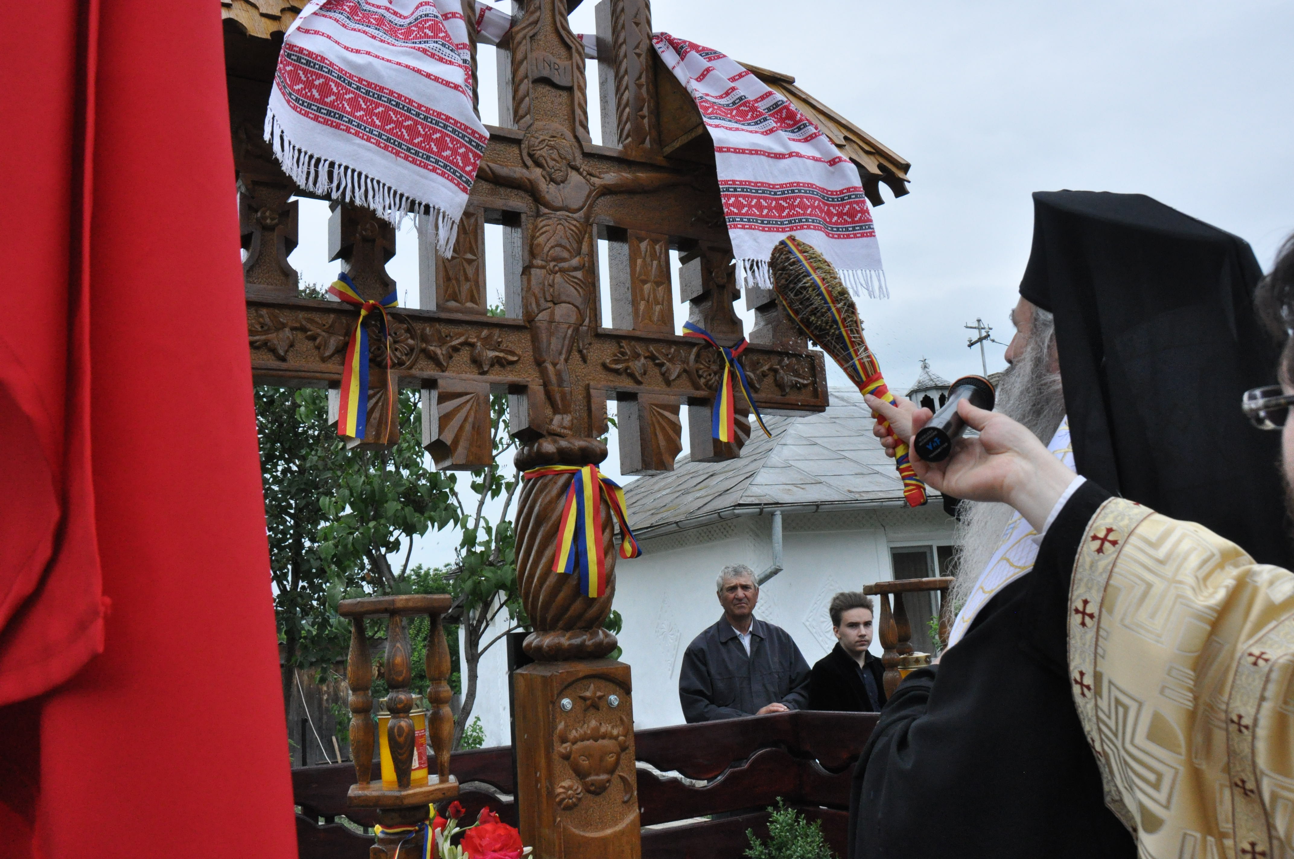 Sfințire de troițe în parohiile Chișcăreni și Petricani