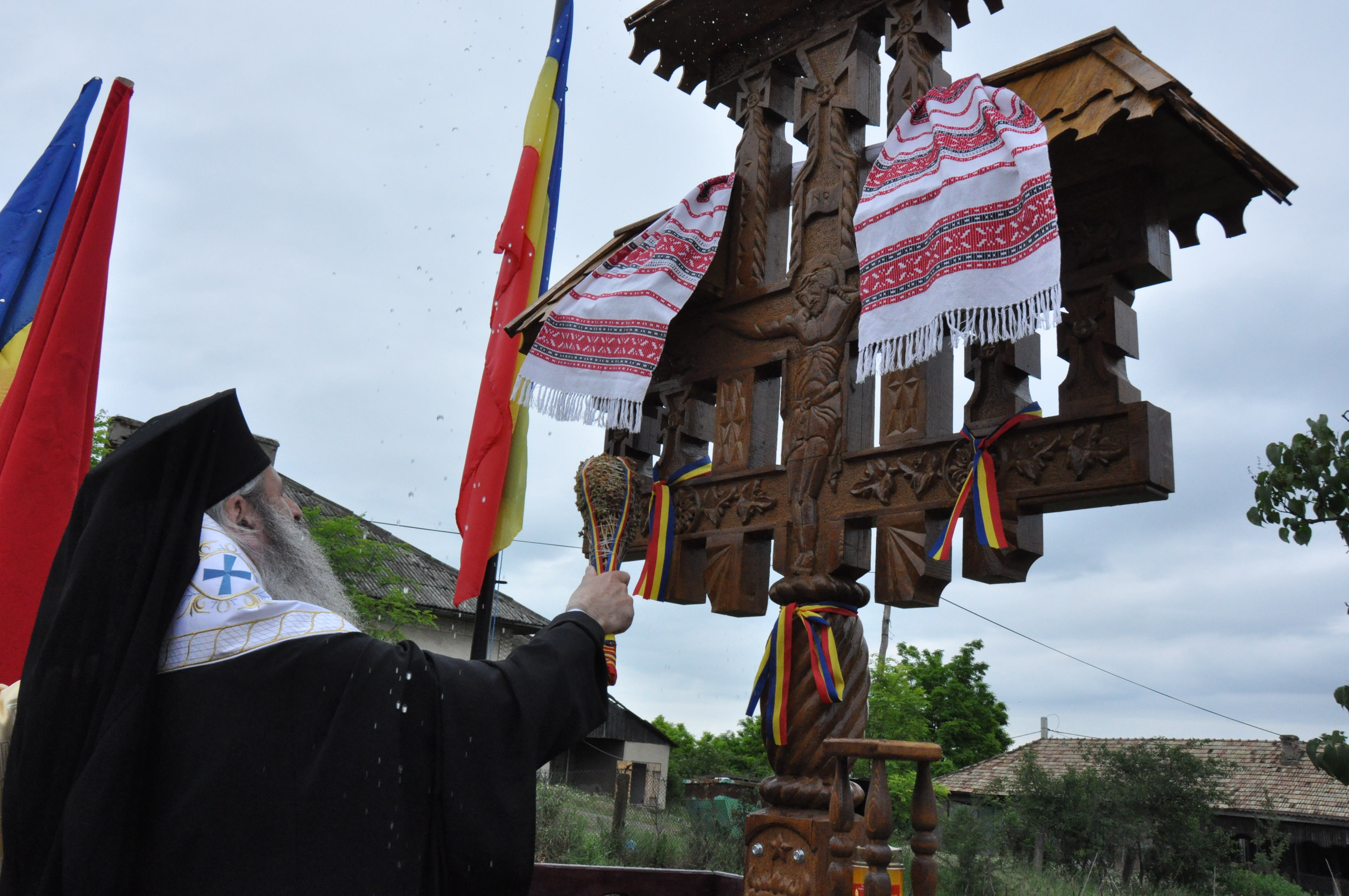 Sfințire de troițe în parohiile Chișcăreni și Petricani