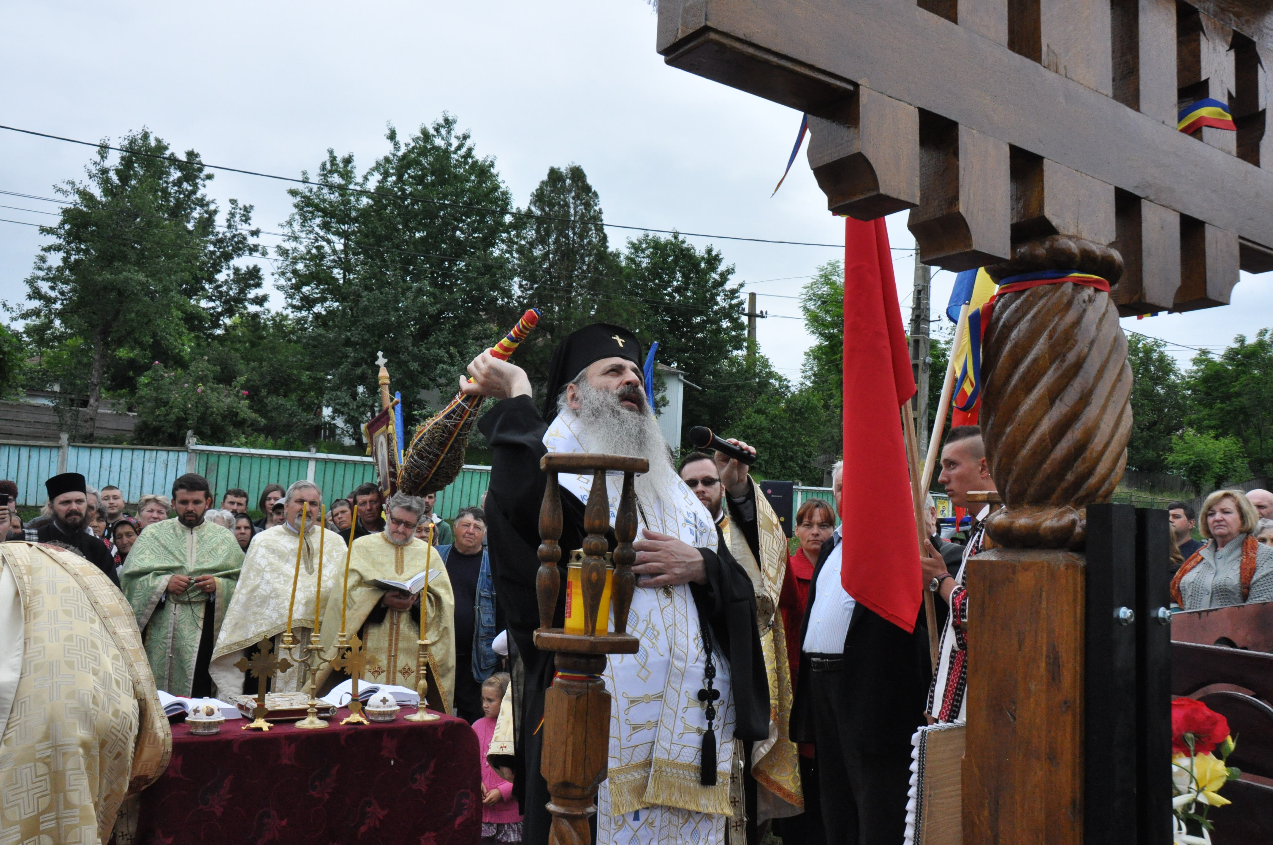 Sfințire de troițe în parohiile Chișcăreni și Petricani