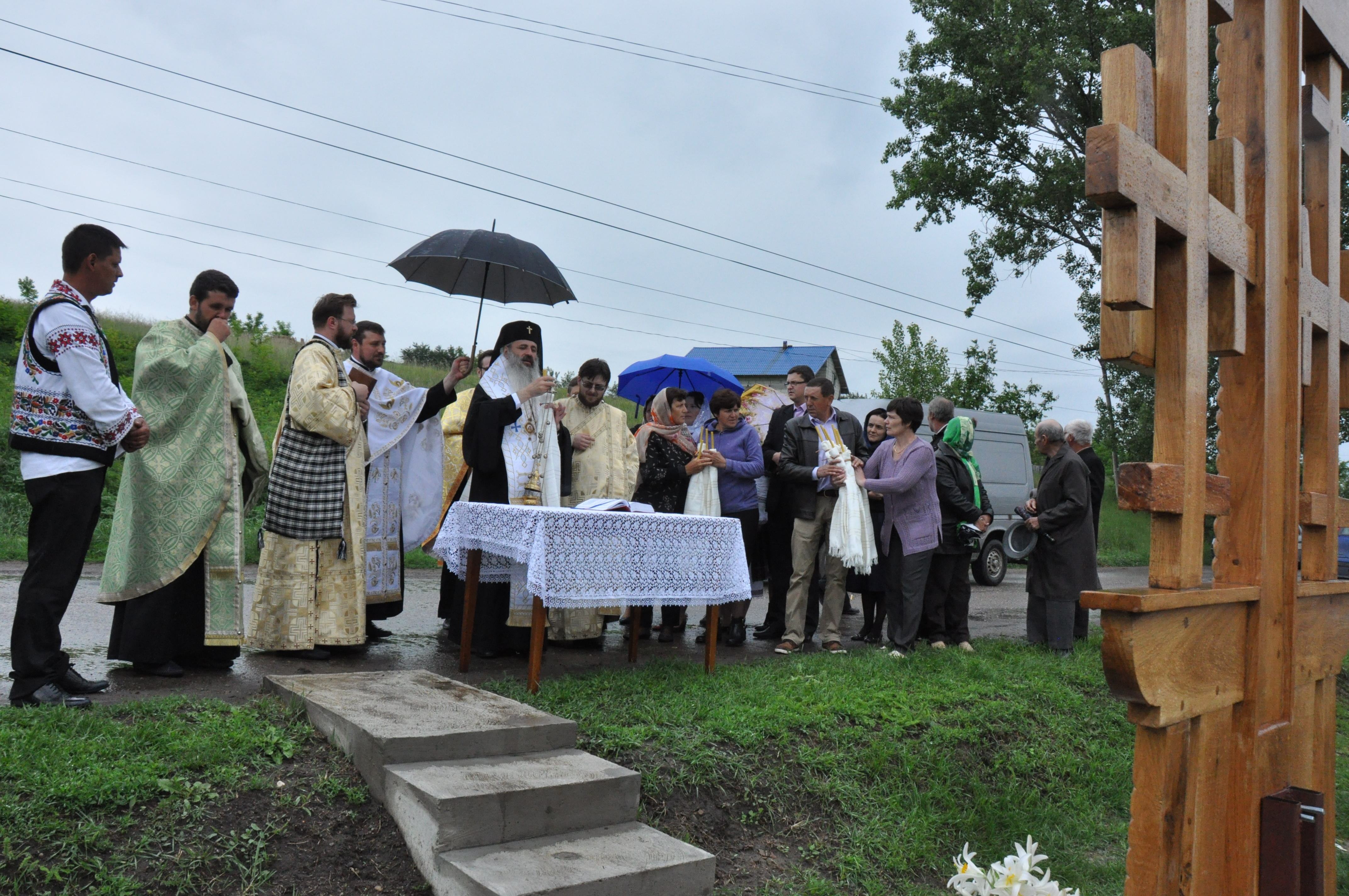 Sfințire de troițe în parohiile Chișcăreni și Petricani