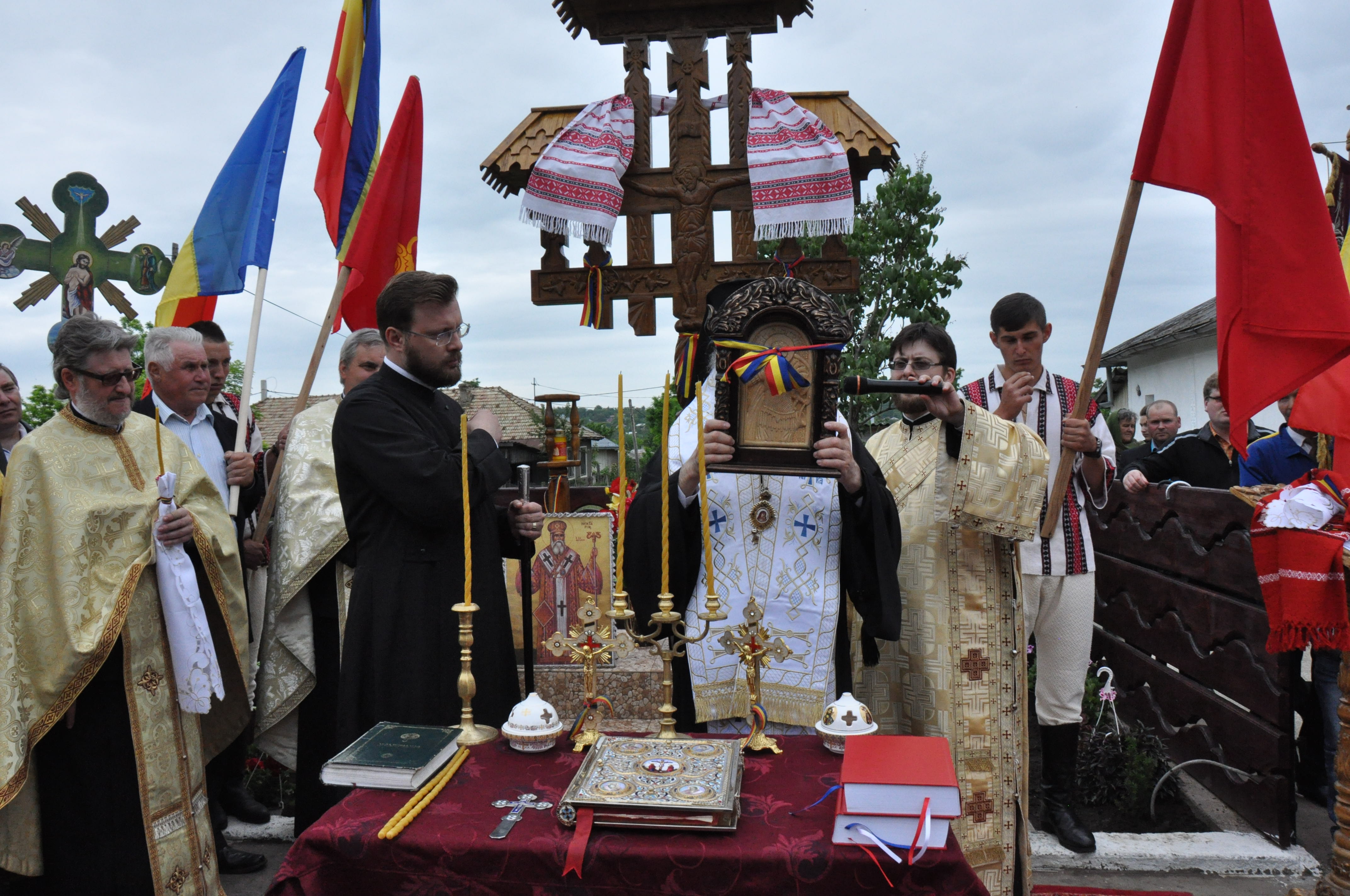 Sfințire de troițe în parohiile Chișcăreni și Petricani