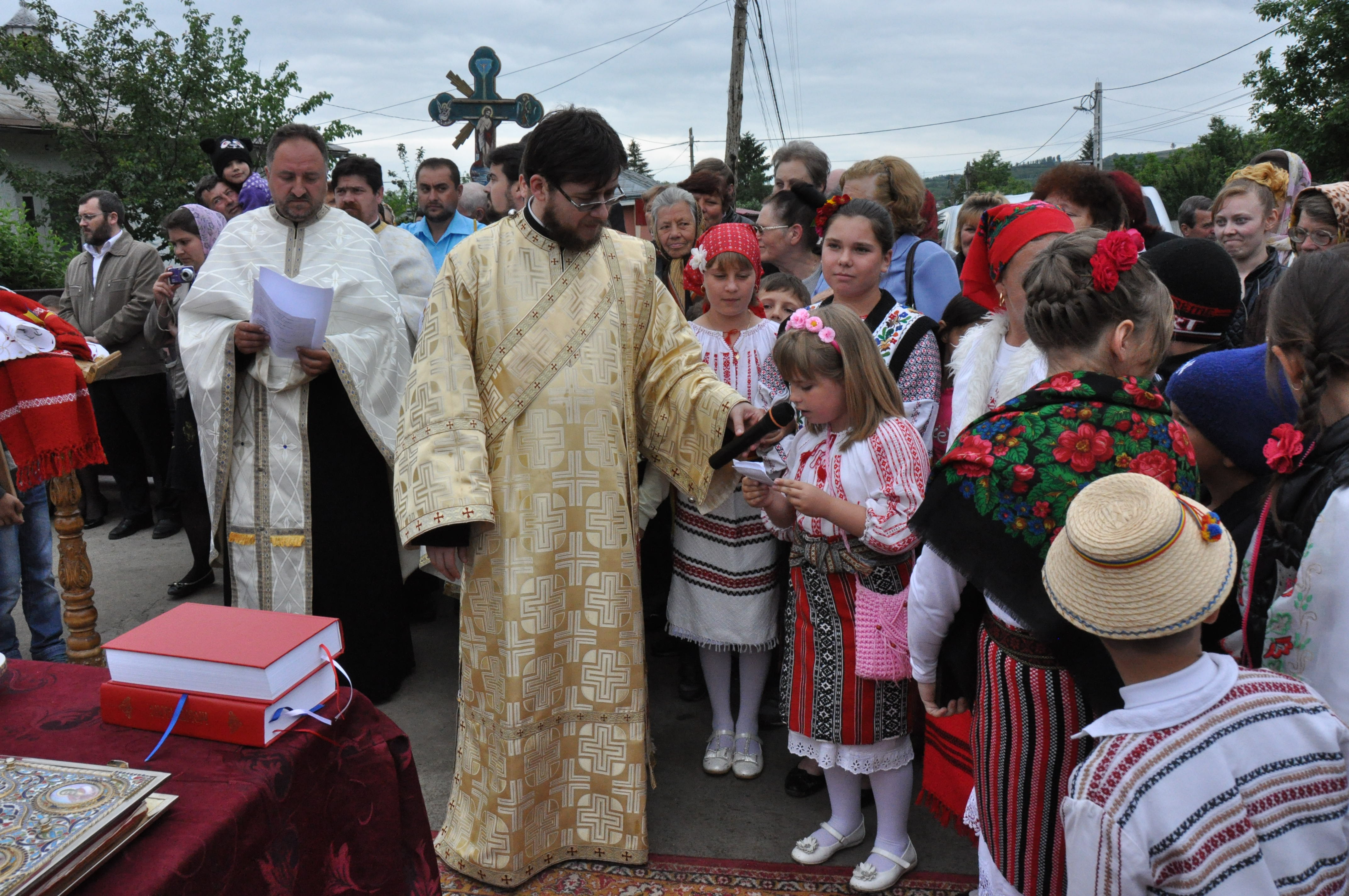 Sfințire de troițe în parohiile Chișcăreni și Petricani