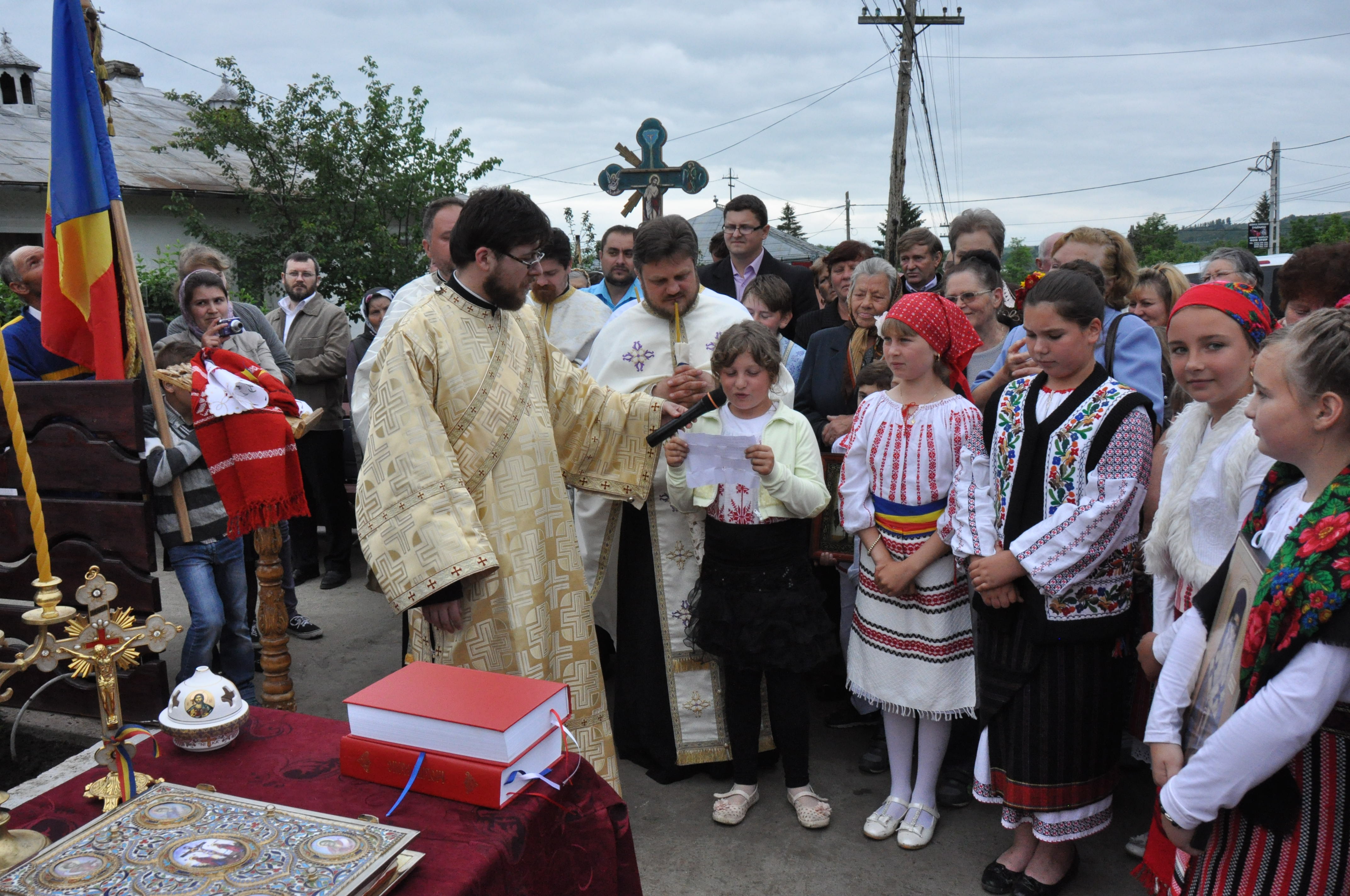 Sfințire de troițe în parohiile Chișcăreni și Petricani