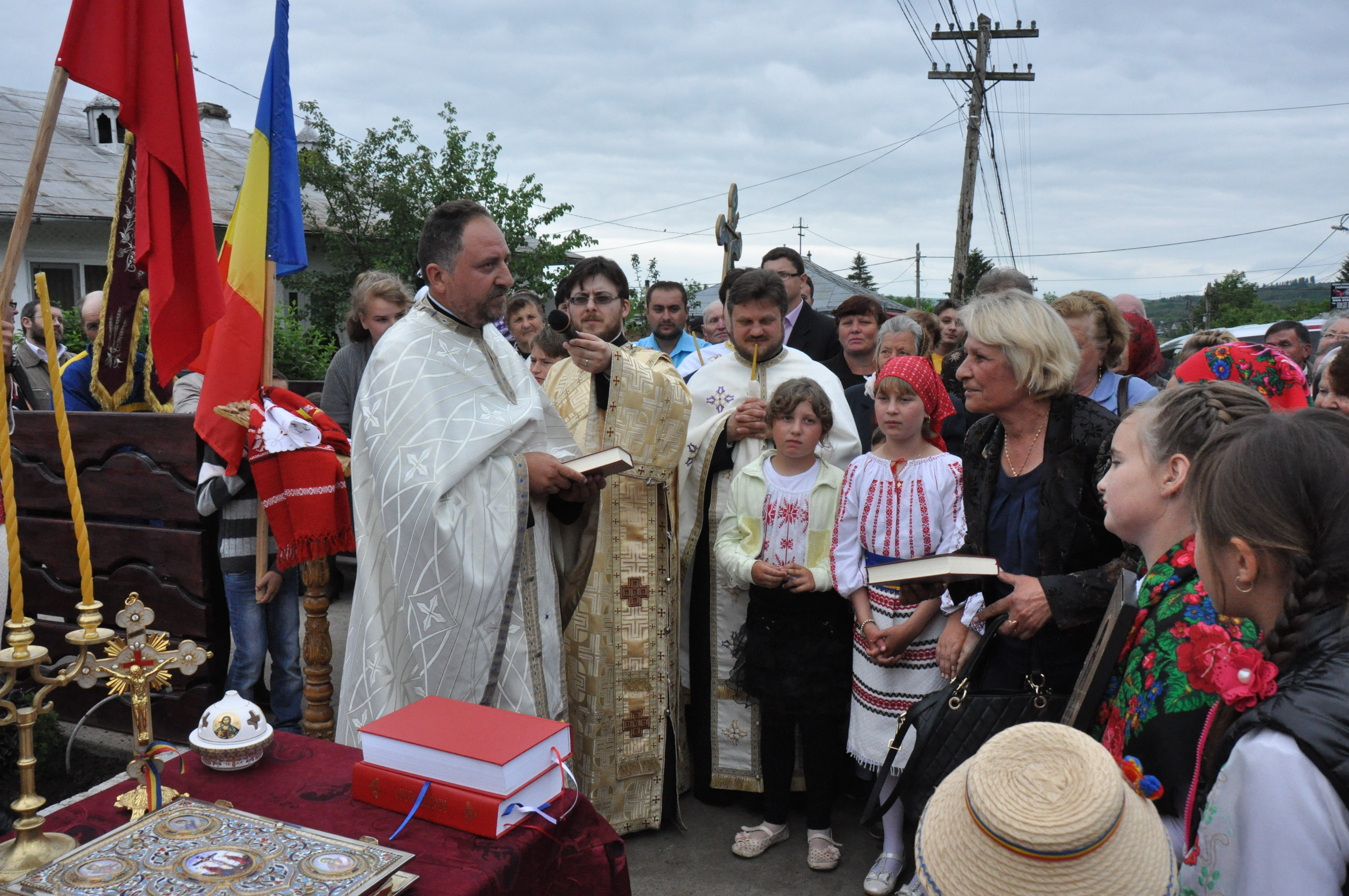 Sfințire de troițe în parohiile Chișcăreni și Petricani
