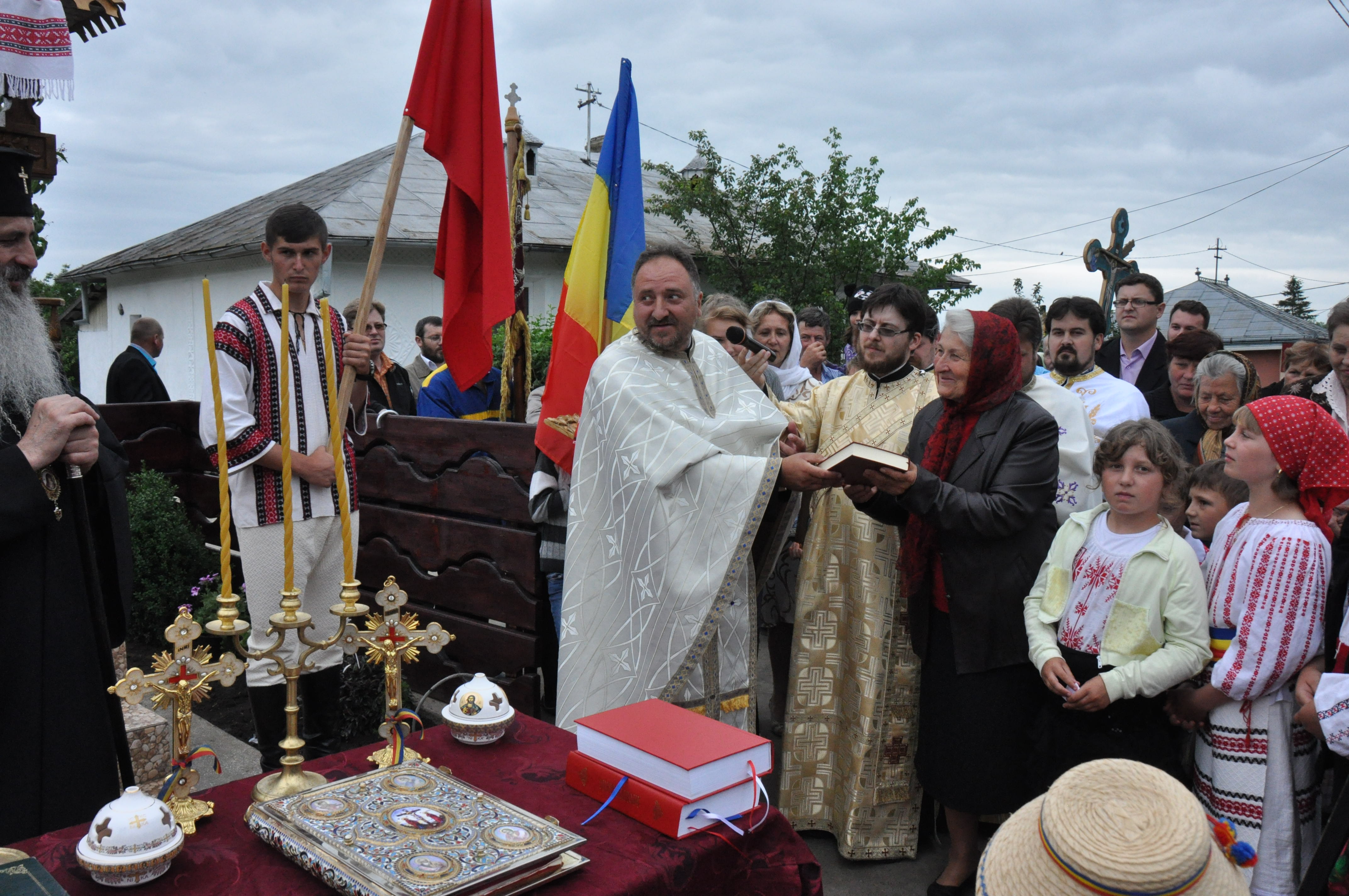 Sfințire de troițe în parohiile Chișcăreni și Petricani