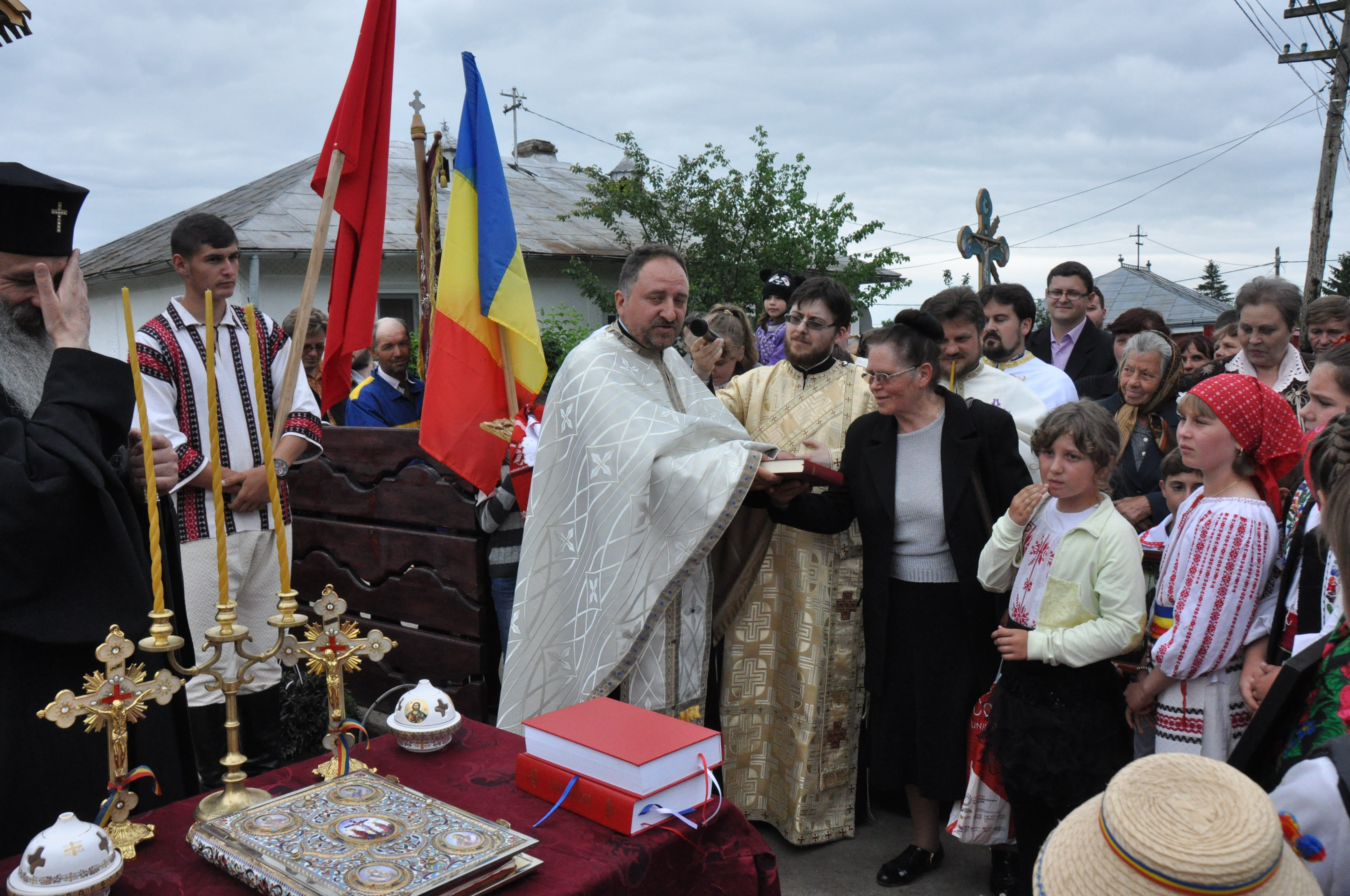 Sfințire de troițe în parohiile Chișcăreni și Petricani