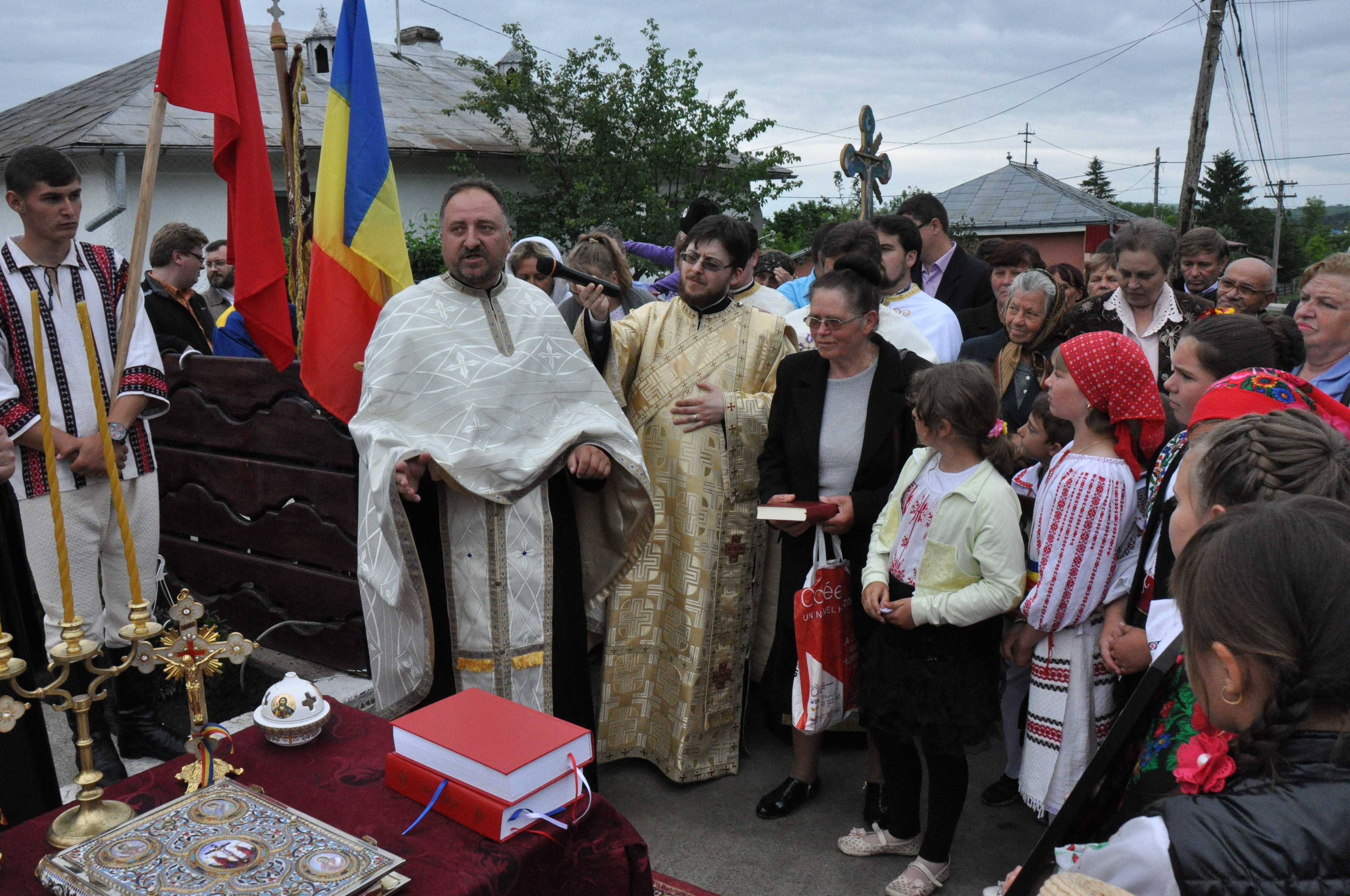 Sfințire de troițe în parohiile Chișcăreni și Petricani