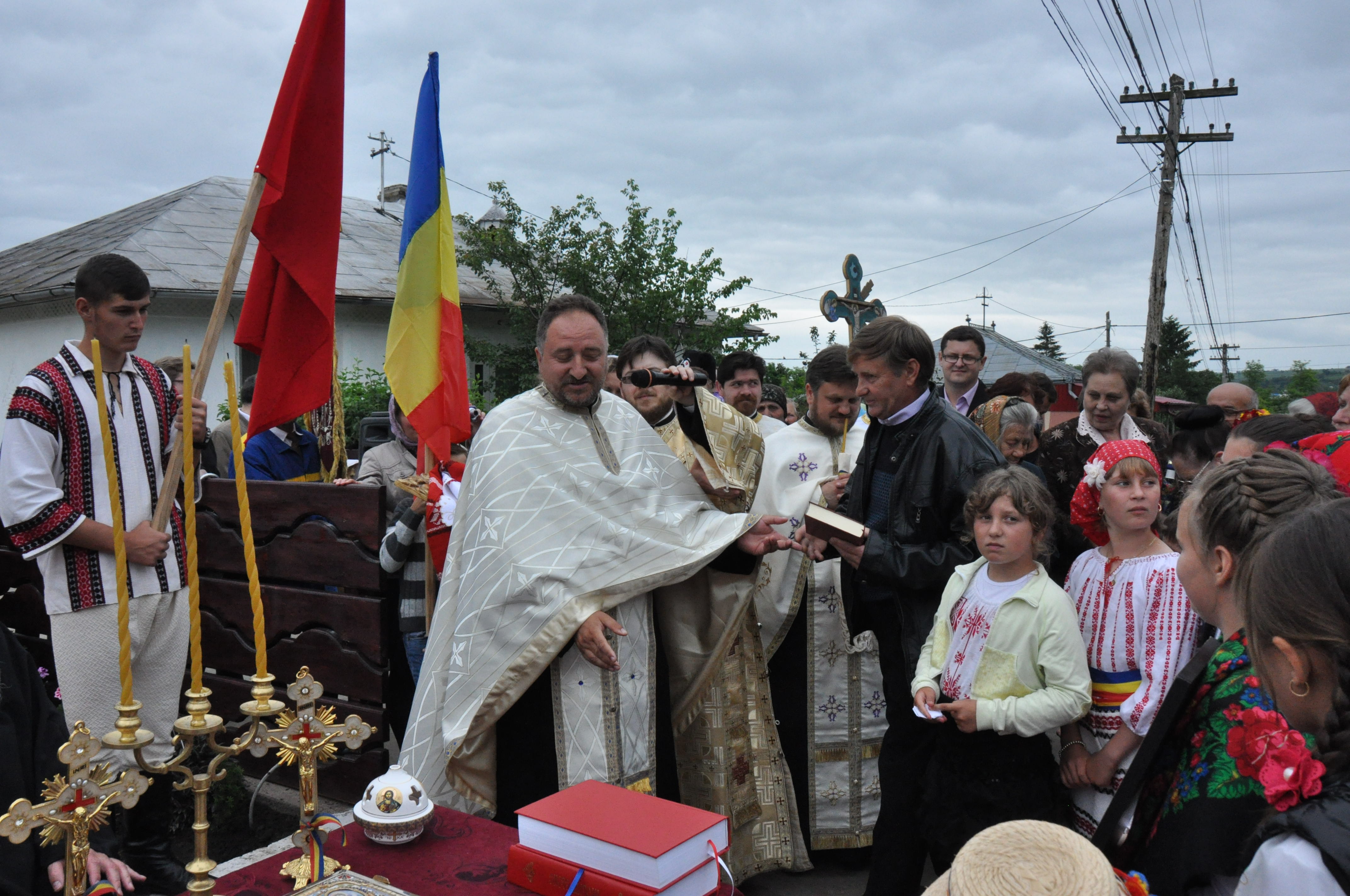 Sfințire de troițe în parohiile Chișcăreni și Petricani