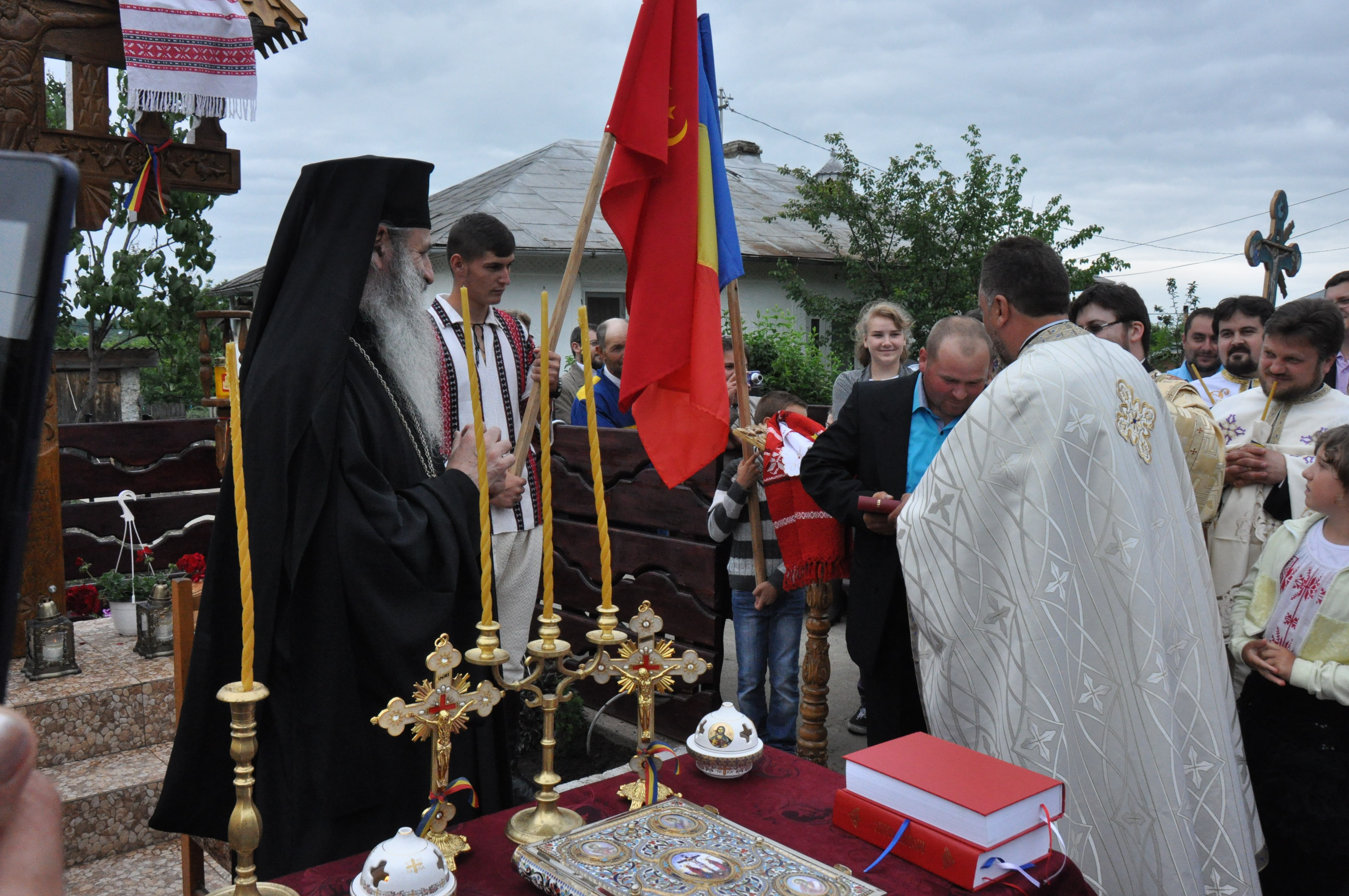 Sfințire de troițe în parohiile Chișcăreni și Petricani