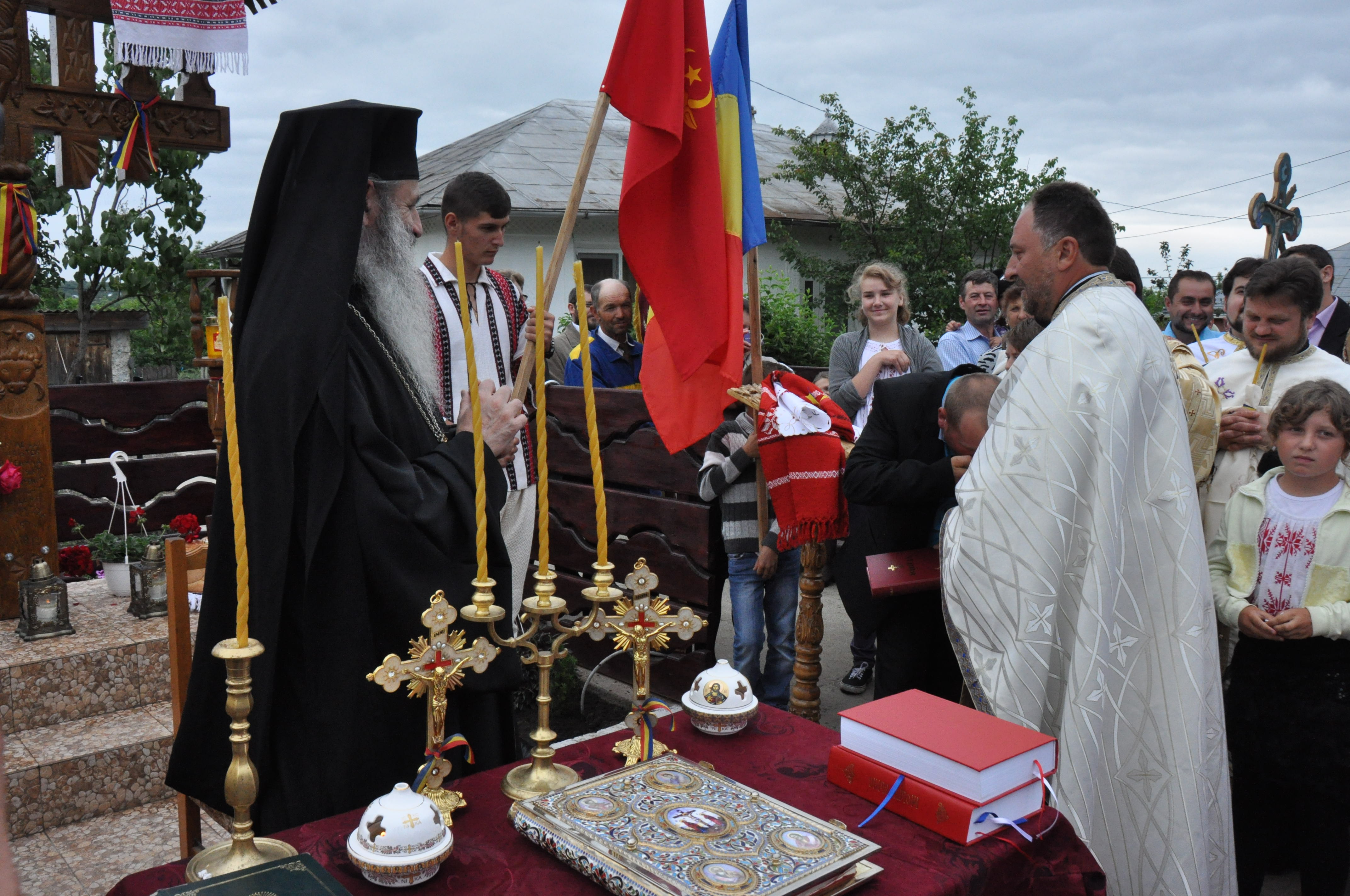 Sfințire de troițe în parohiile Chișcăreni și Petricani