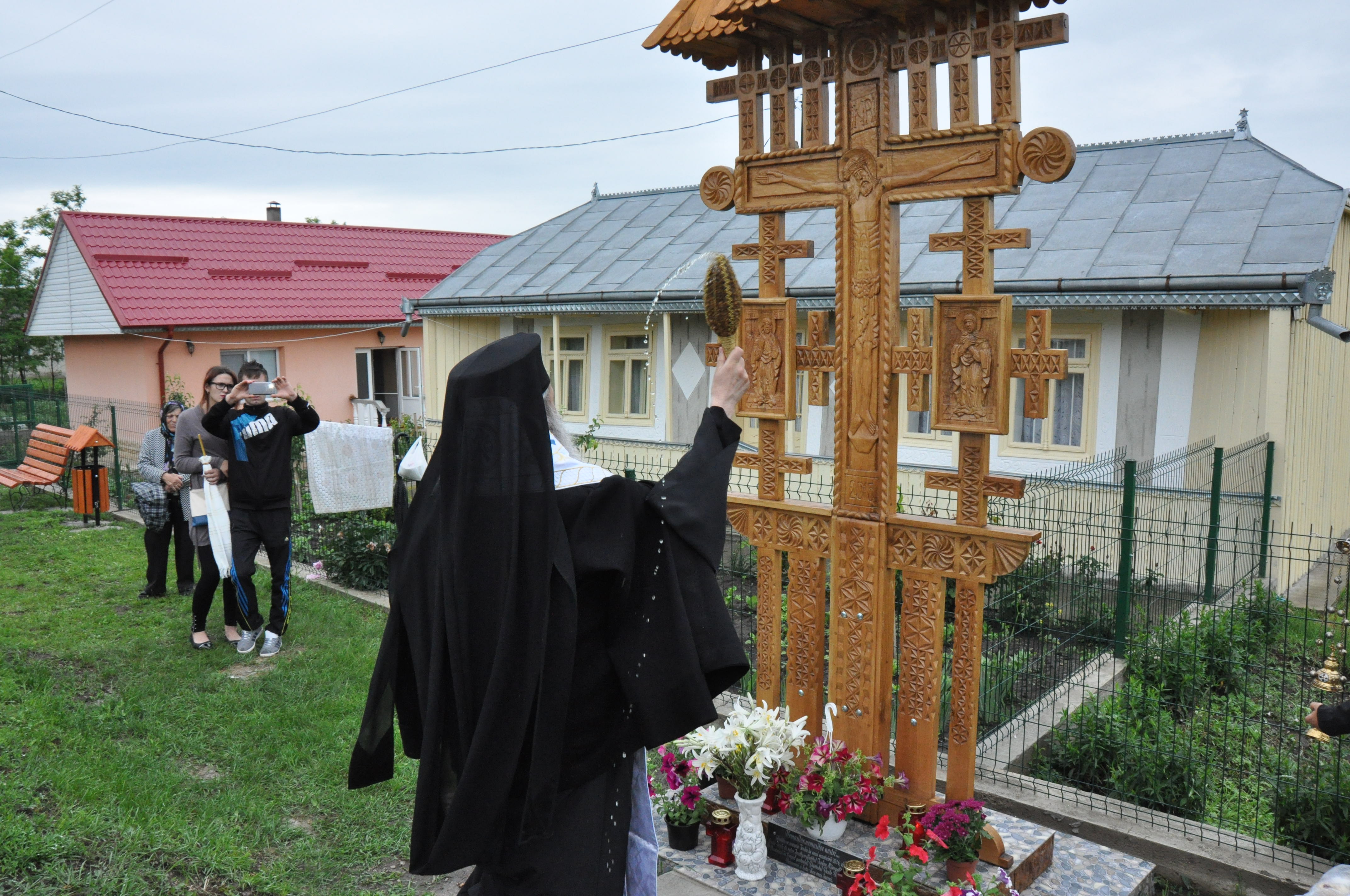 Sfințire de troițe în parohiile Chișcăreni și Petricani