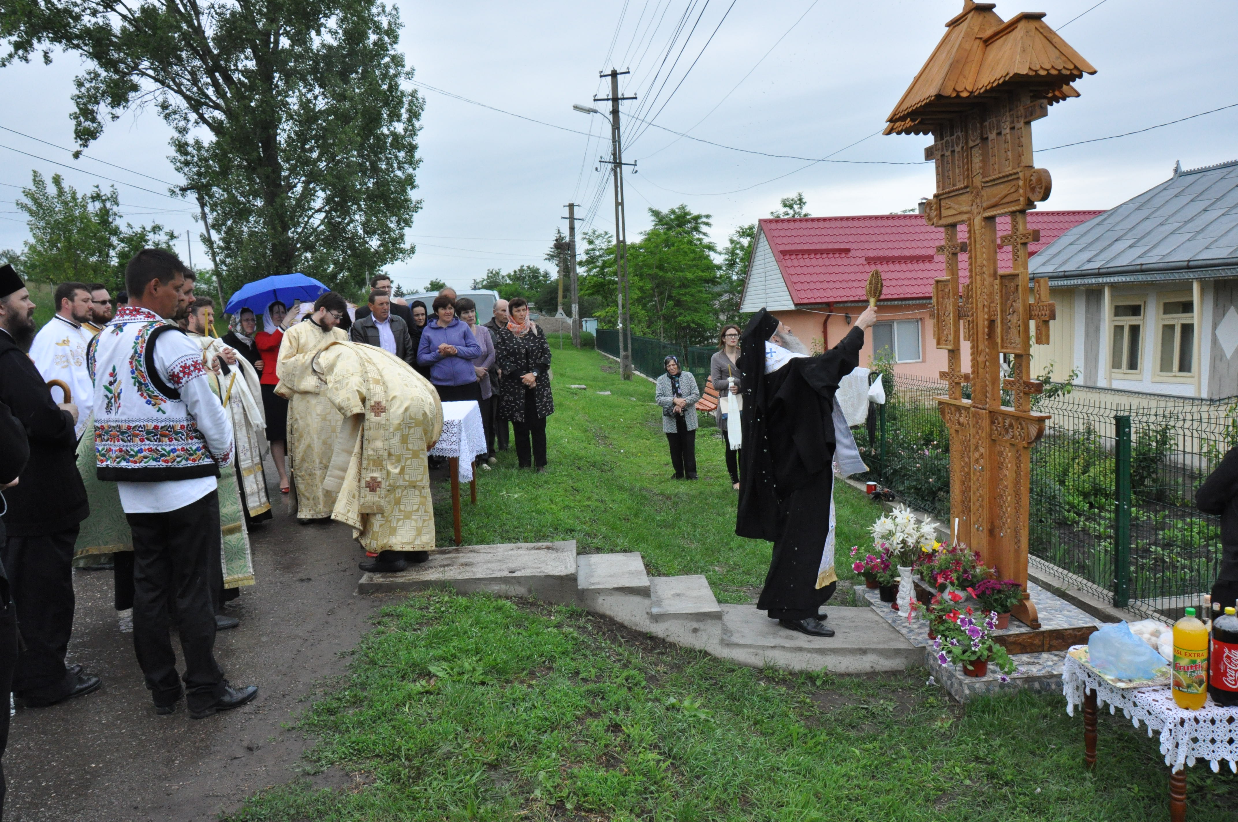 Sfințire de troițe în parohiile Chișcăreni și Petricani
