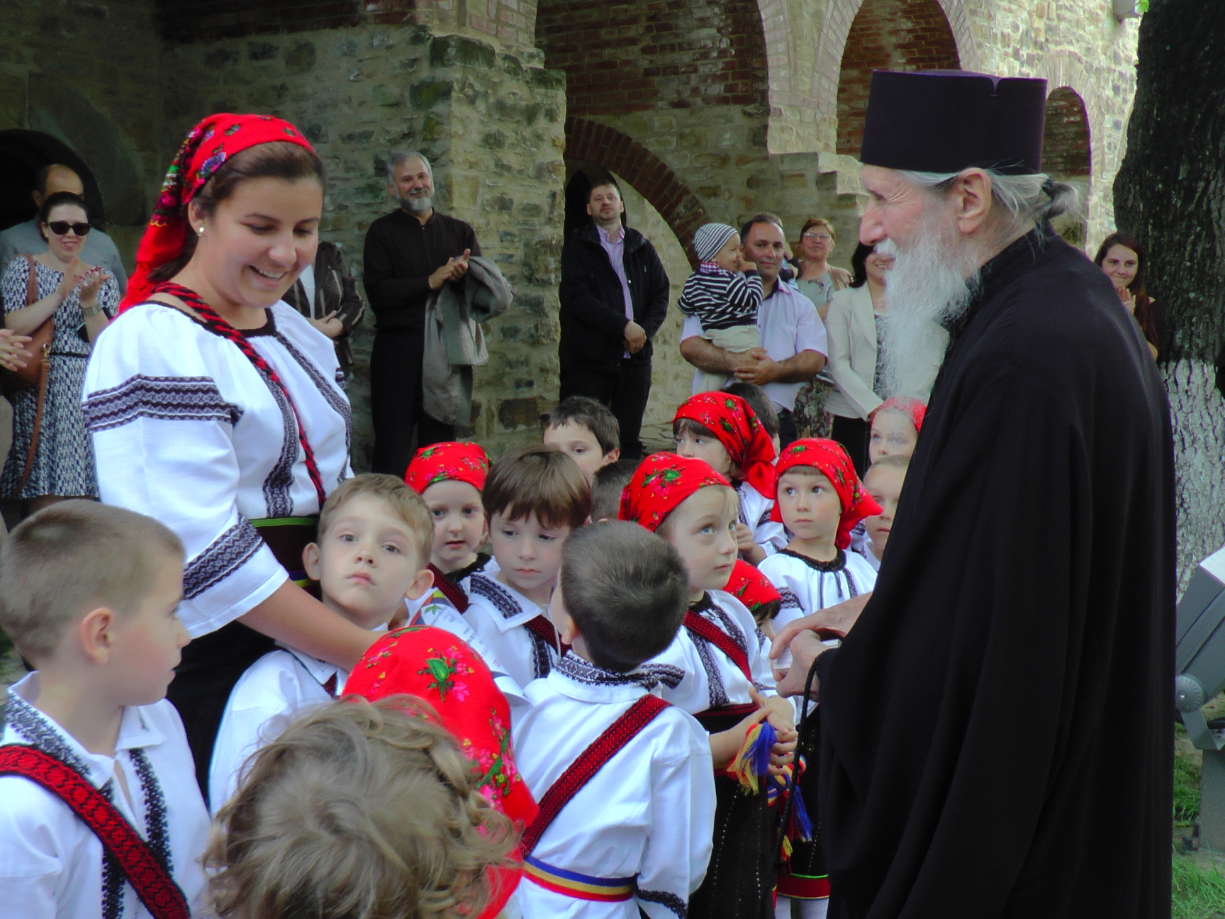 Ziua Eroilor, marcată la Suceava printr-un spectacol patriotic Ziua Eroilor, marcată la Suceava printr-un spectacol patriotic