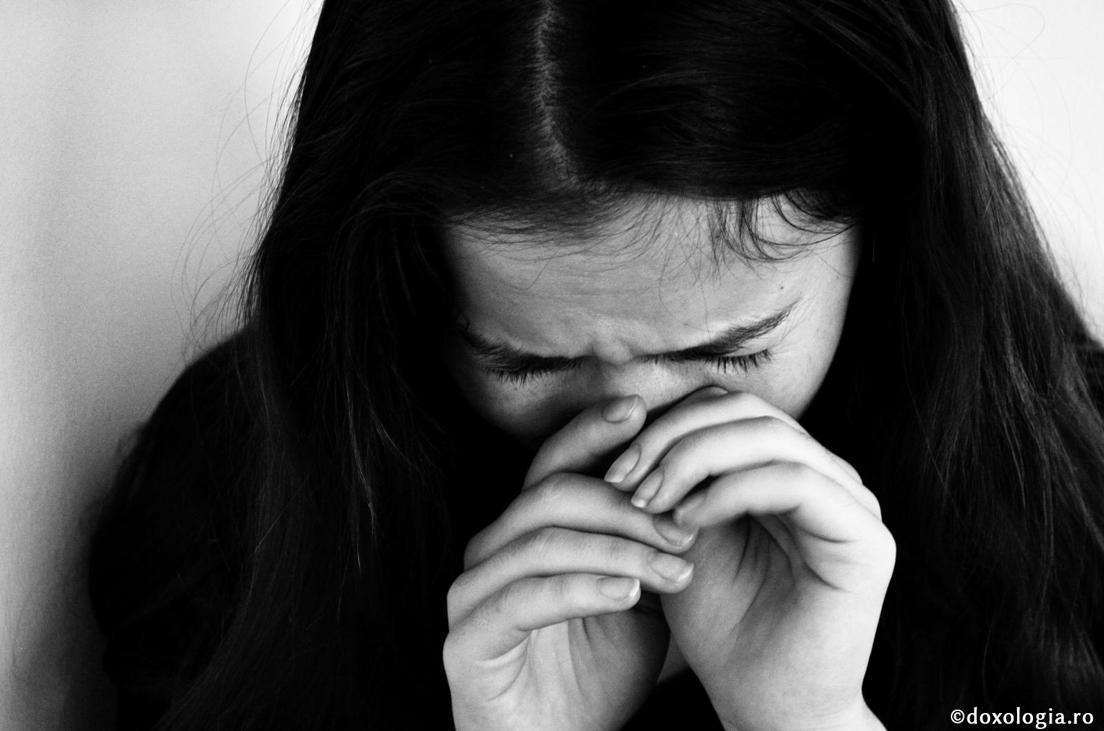 Un profesor de religie: Ieri am aflat că un copil de 16 ani are gânduri de sinucidere. El a spus într-un jurnal că nu este iubit nici de familie, nici de colegi. Ce trebuie făcut?