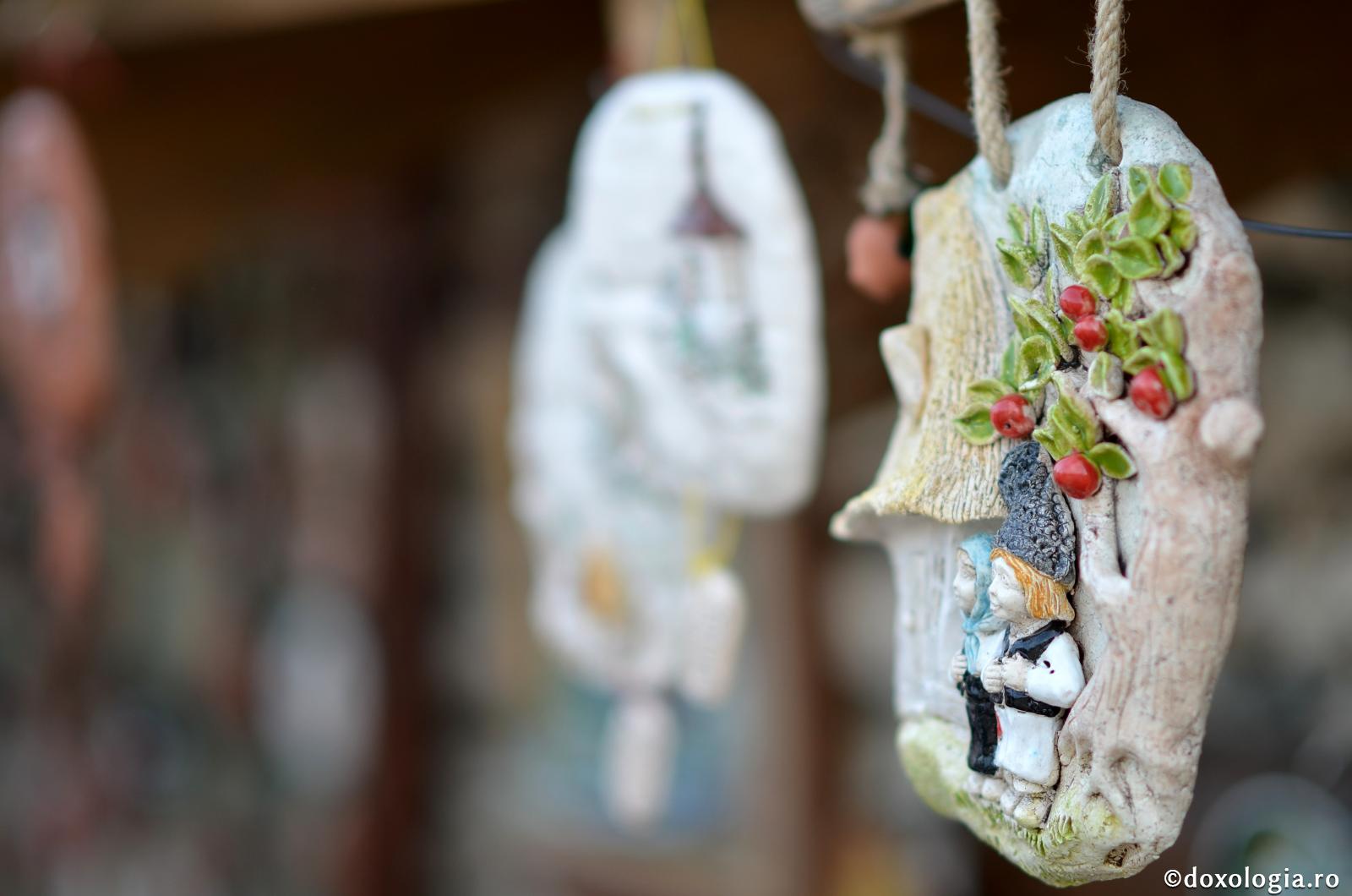 Situația materială și diferența de studii pot fi un impediment la căsătorie? / Foto: Valentina Bîrgăoanu ornament din lut