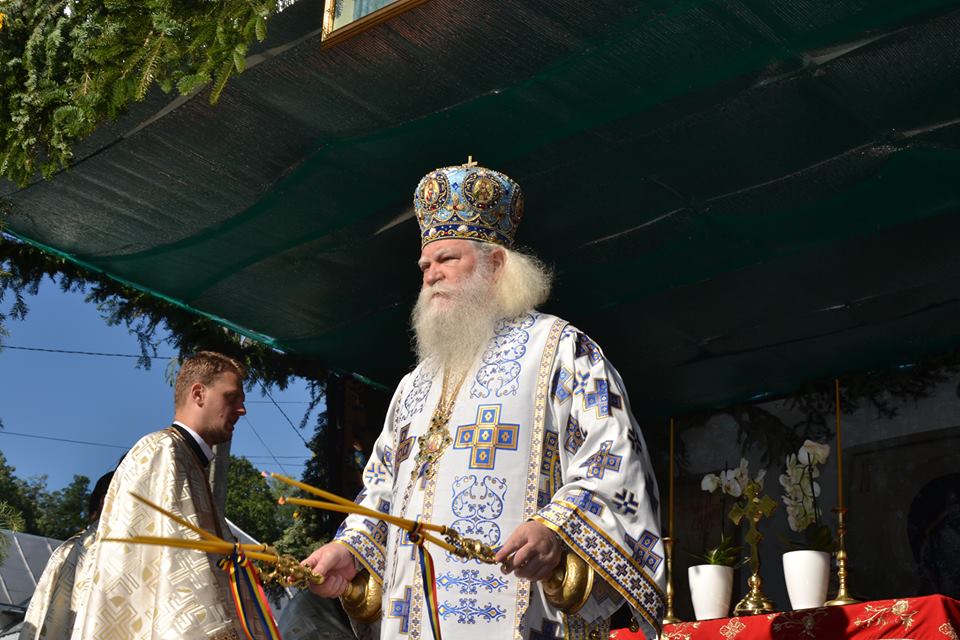 Două biserici din Moldova au primit veşmântul sfinţirii