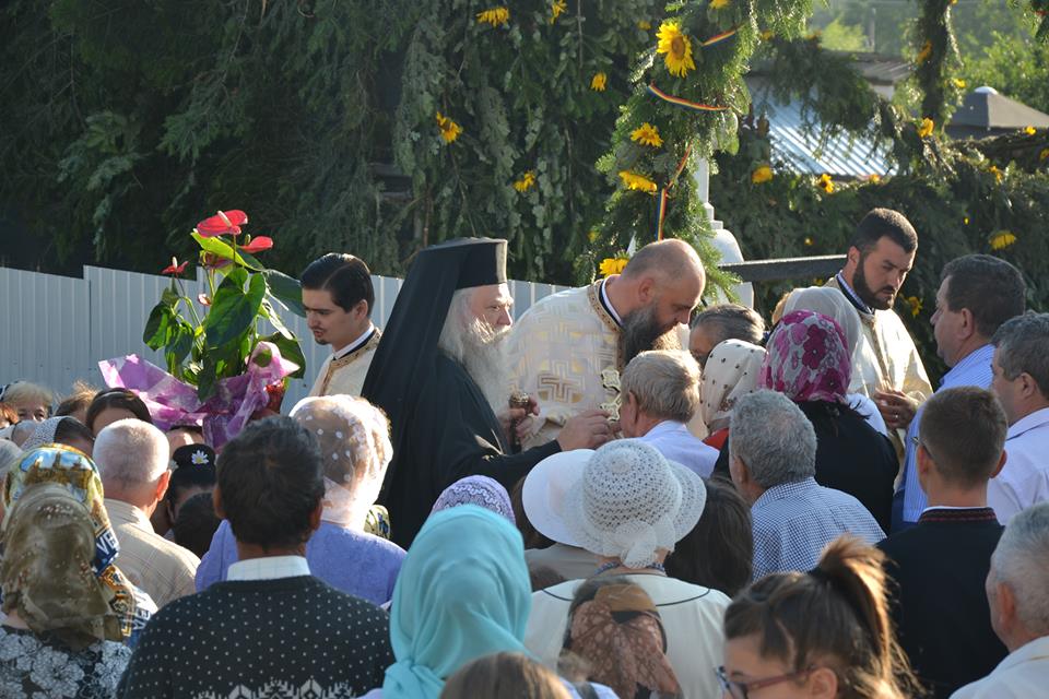 Două biserici din Moldova au primit veşmântul sfinţirii