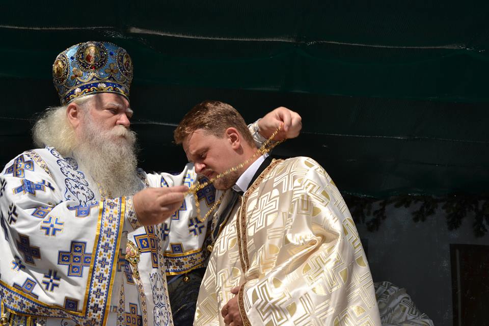 Două biserici din Moldova au primit veşmântul sfinţirii
