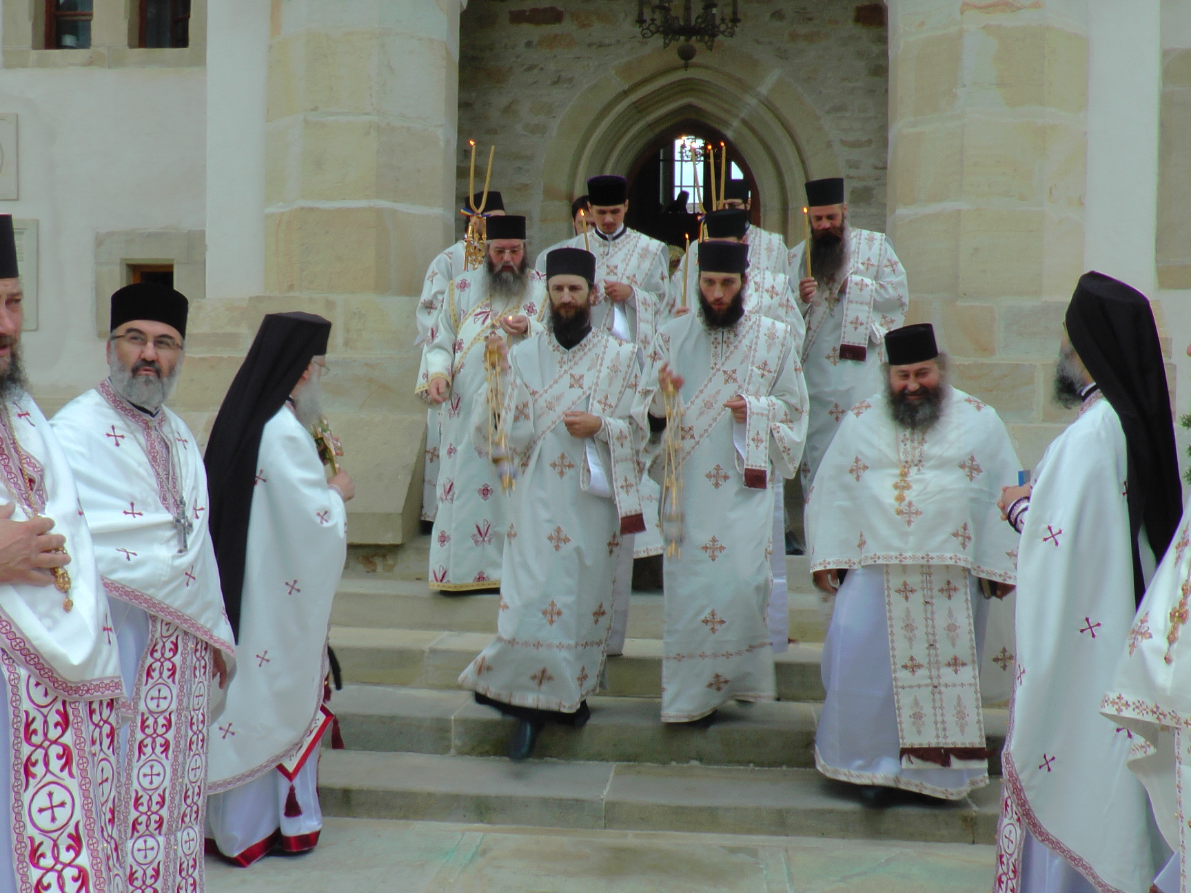 Liturghie arhierească și sfințire de noi clopote, la împlinirea a 550 de ani de la punerea pietrei de temelie a Mănăstirii Putna