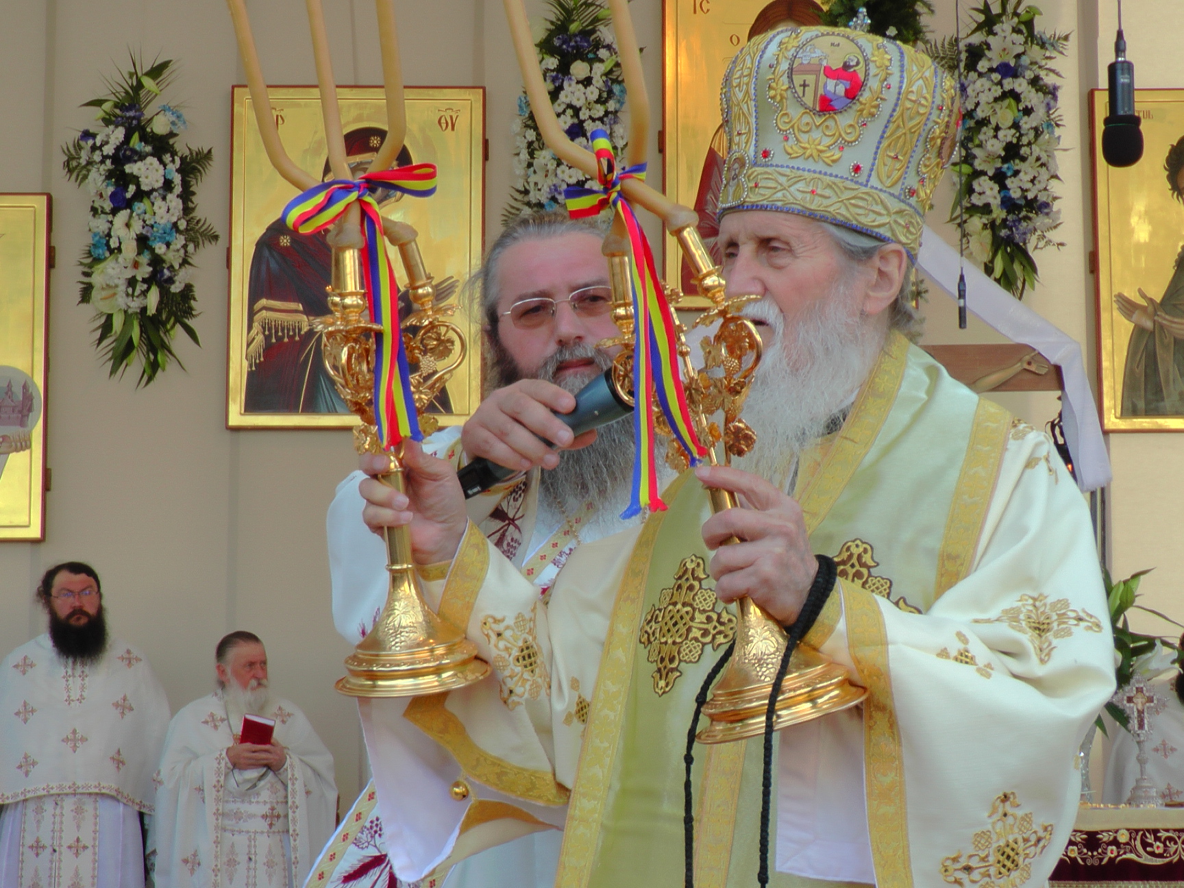 Liturghie arhierească și sfințire de noi clopote, la împlinirea a 550 de ani de la punerea pietrei de temelie a Mănăstirii Putna