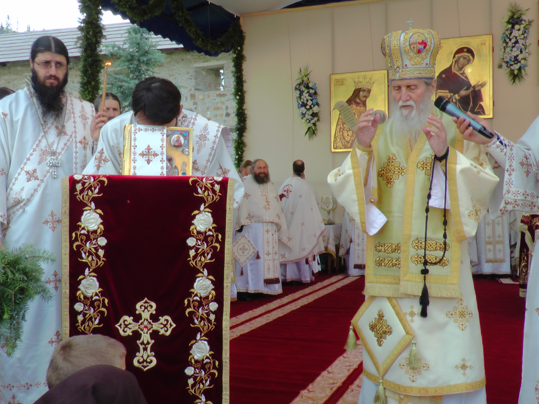 Liturghie arhierească și sfințire de noi clopote, la împlinirea a 550 de ani de la punerea pietrei de temelie a Mănăstirii Putna