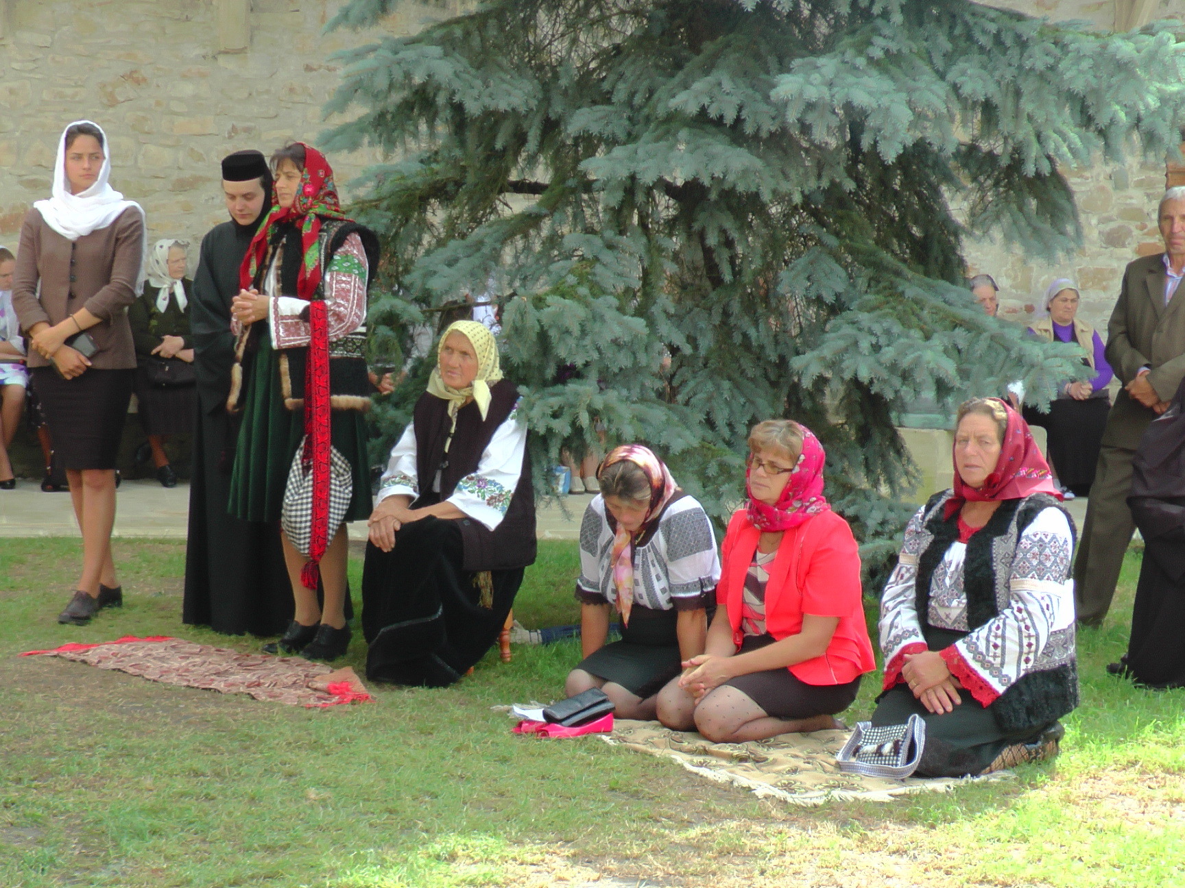 Liturghie arhierească și sfințire de noi clopote, la împlinirea a 550 de ani de la punerea pietrei de temelie a Mănăstirii Putna