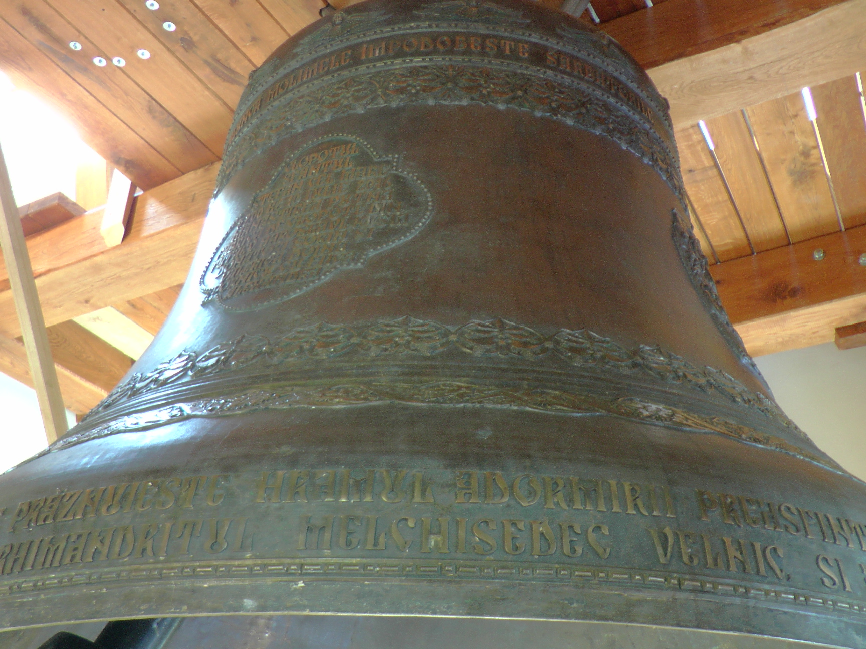 Liturghie arhierească și sfințire de noi clopote, la împlinirea a 550 de ani de la punerea pietrei de temelie a Mănăstirii Putna