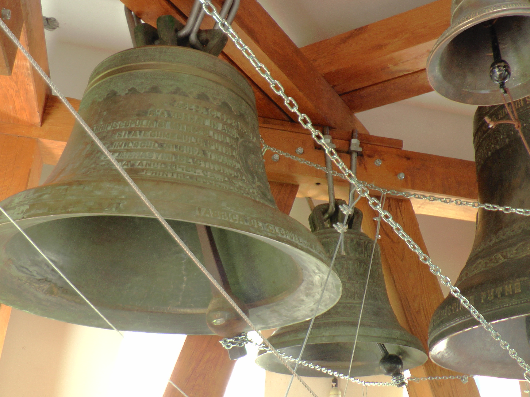 Liturghie arhierească și sfințire de noi clopote, la împlinirea a 550 de ani de la punerea pietrei de temelie a Mănăstirii Putna