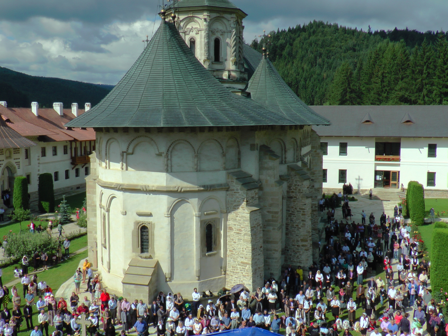 Liturghie arhierească și sfințire de noi clopote, la împlinirea a 550 de ani de la punerea pietrei de temelie a Mănăstirii Putna