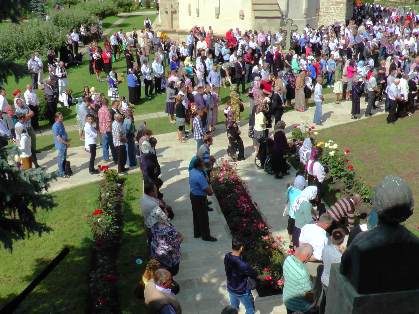 Liturghie arhierească și sfințire de noi clopote, la împlinirea a 550 de ani de la punerea pietrei de temelie a Mănăstirii Putna