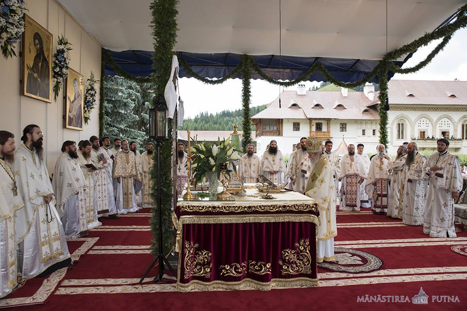 Liturghie arhierească și sfințire de noi clopote, la împlinirea a 550 de ani de la punerea pietrei de temelie a Mănăstirii Putna