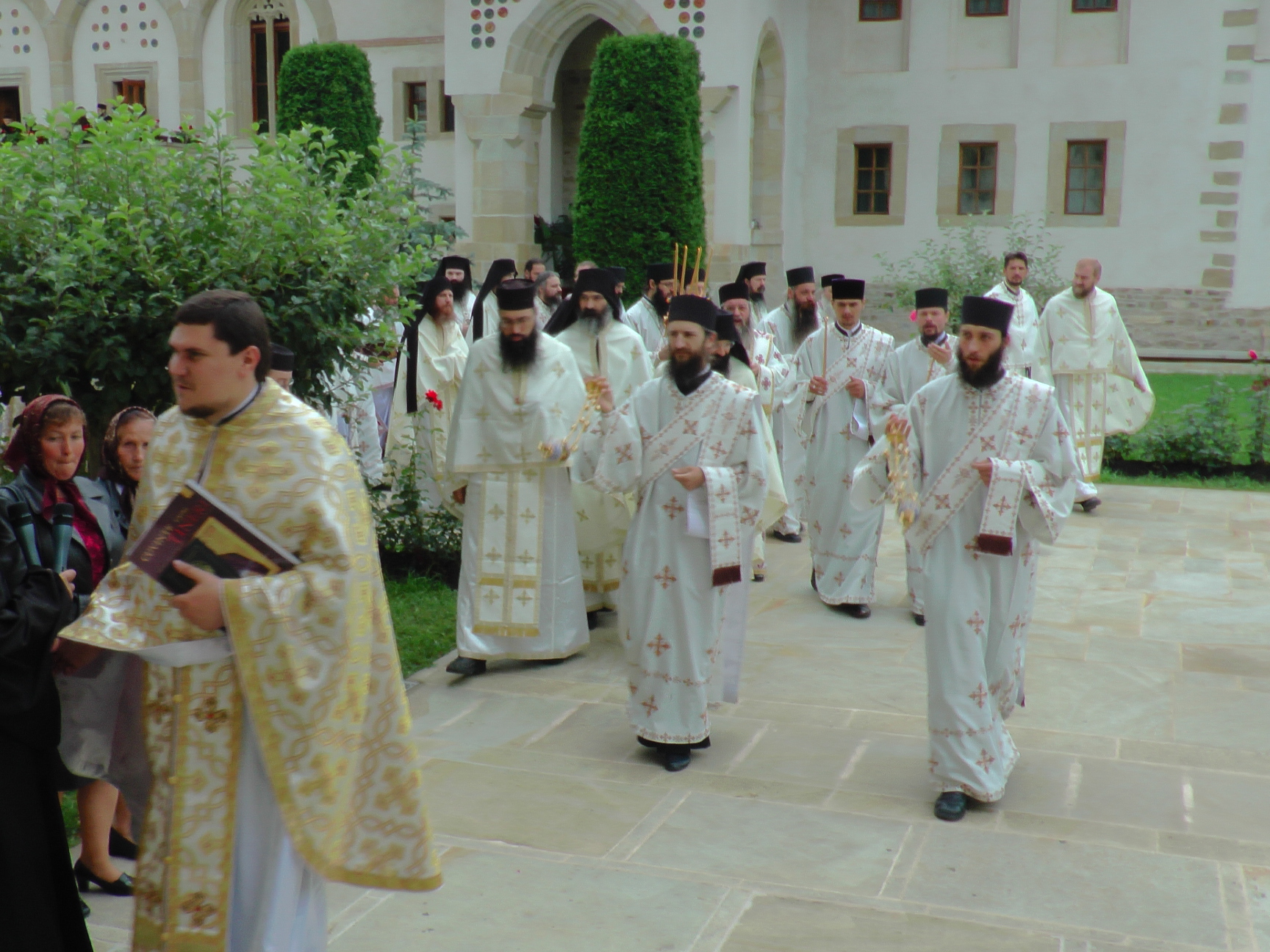 Liturghie arhierească și sfințire de noi clopote, la împlinirea a 550 de ani de la punerea pietrei de temelie a Mănăstirii Putna