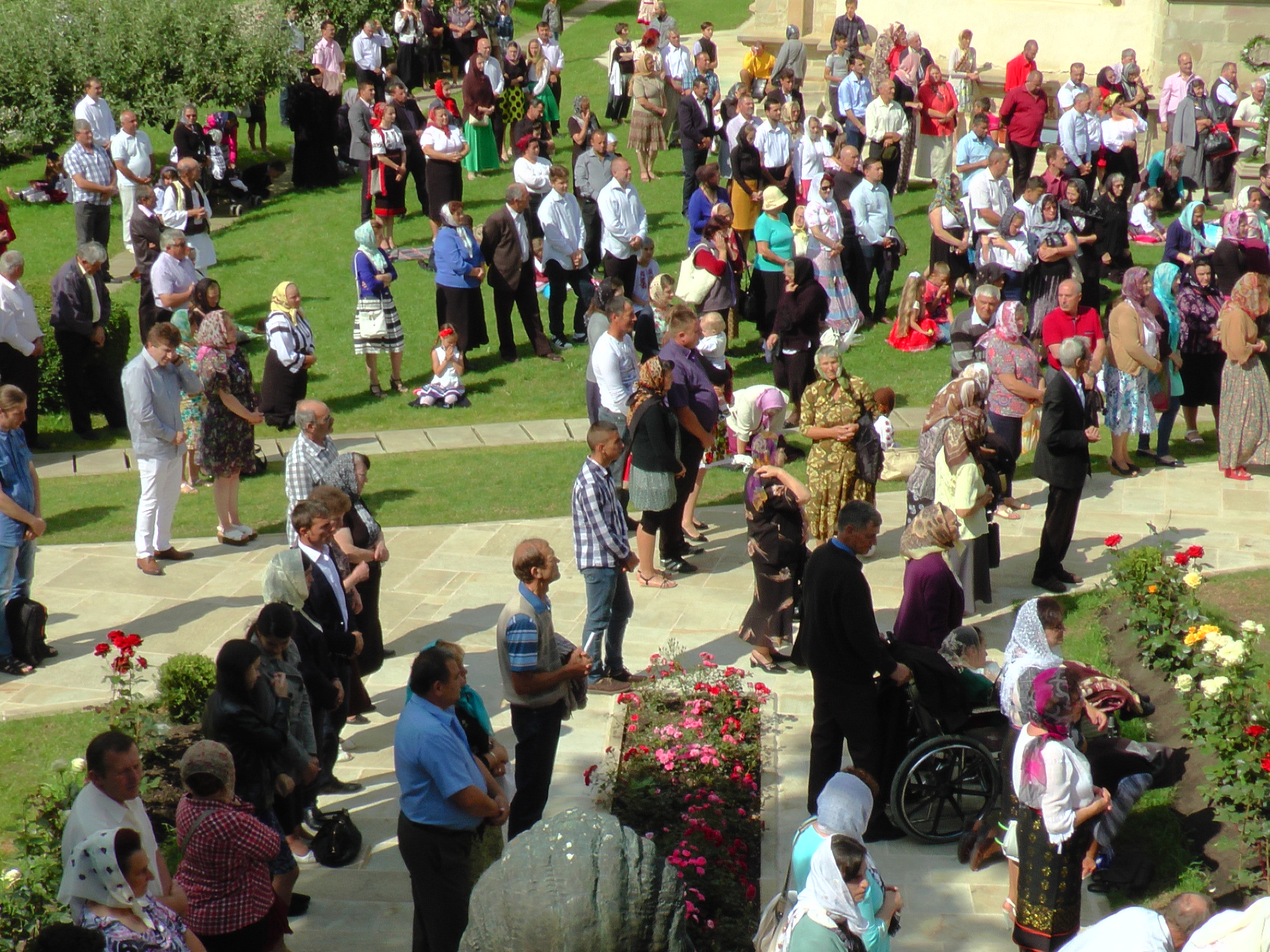 Liturghie arhierească și sfințire de noi clopote, la împlinirea a 550 de ani de la punerea pietrei de temelie a Mănăstirii Putna