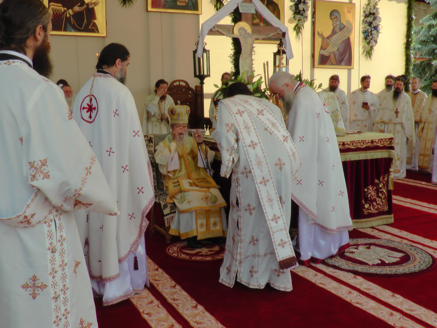Liturghie arhierească și sfințire de noi clopote, la împlinirea a 550 de ani de la punerea pietrei de temelie a Mănăstirii Putna