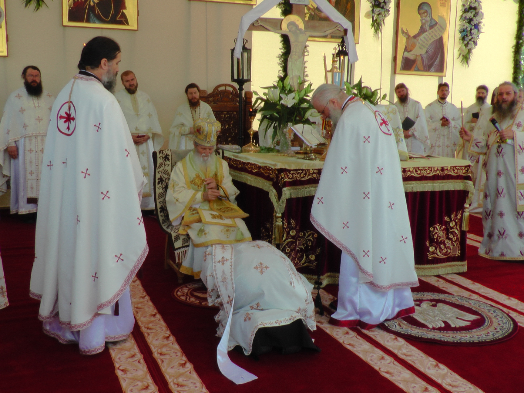 Liturghie arhierească și sfințire de noi clopote, la împlinirea a 550 de ani de la punerea pietrei de temelie a Mănăstirii Putna