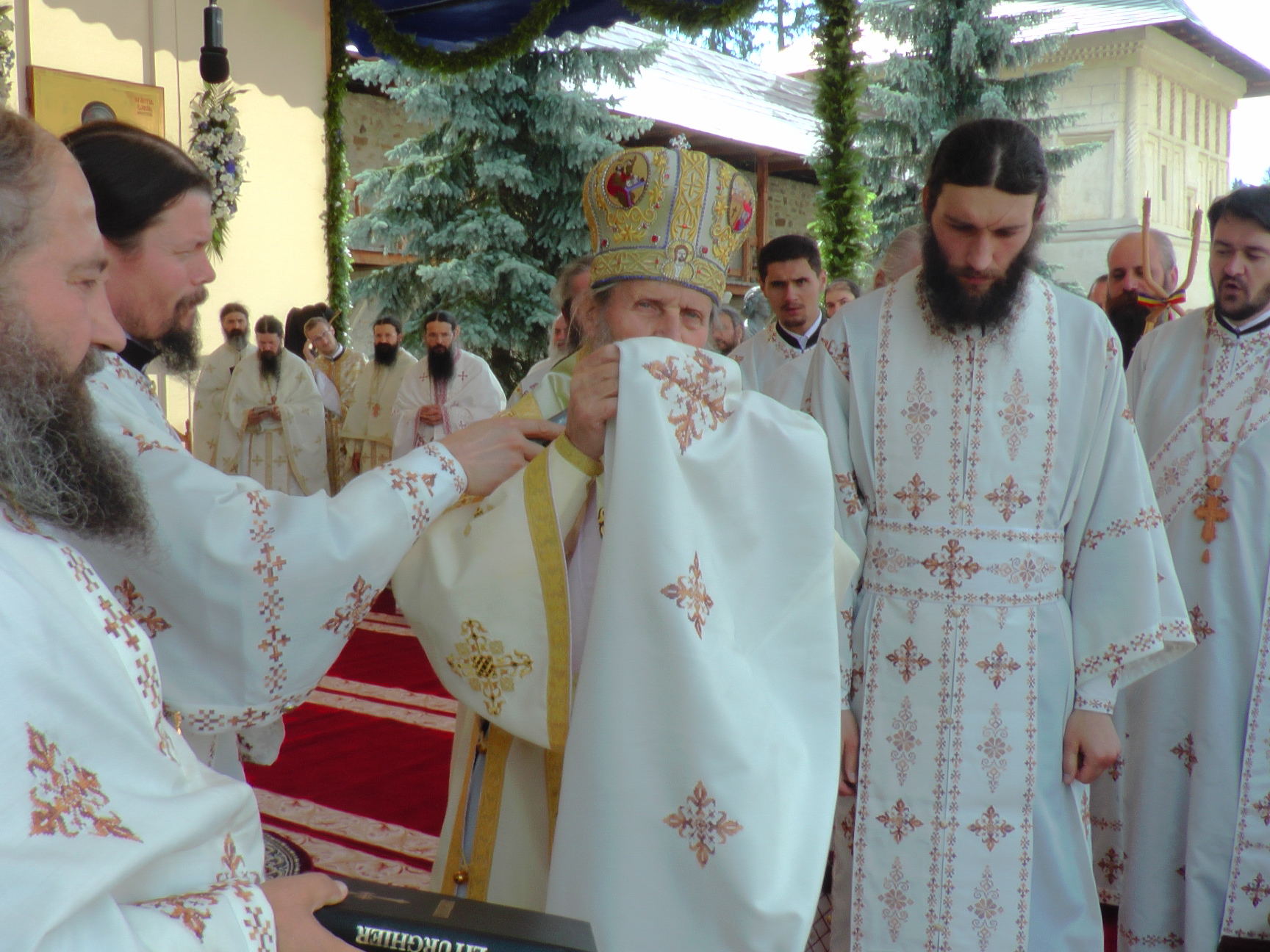 Liturghie arhierească și sfințire de noi clopote, la împlinirea a 550 de ani de la punerea pietrei de temelie a Mănăstirii Putna