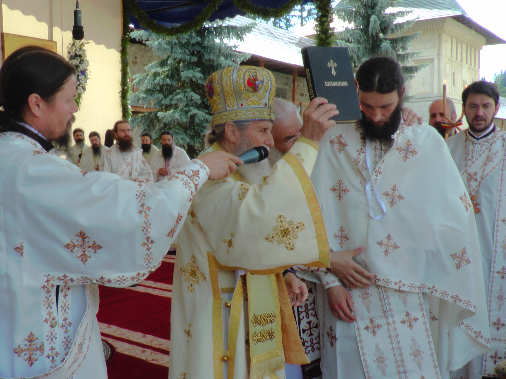 Liturghie arhierească și sfințire de noi clopote, la împlinirea a 550 de ani de la punerea pietrei de temelie a Mănăstirii Putna
