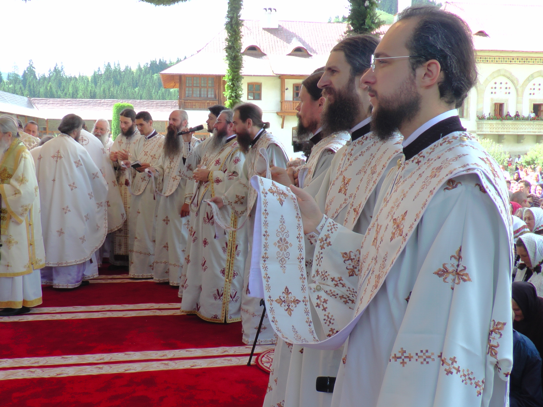 Liturghie arhierească și sfințire de noi clopote, la împlinirea a 550 de ani de la punerea pietrei de temelie a Mănăstirii Putna