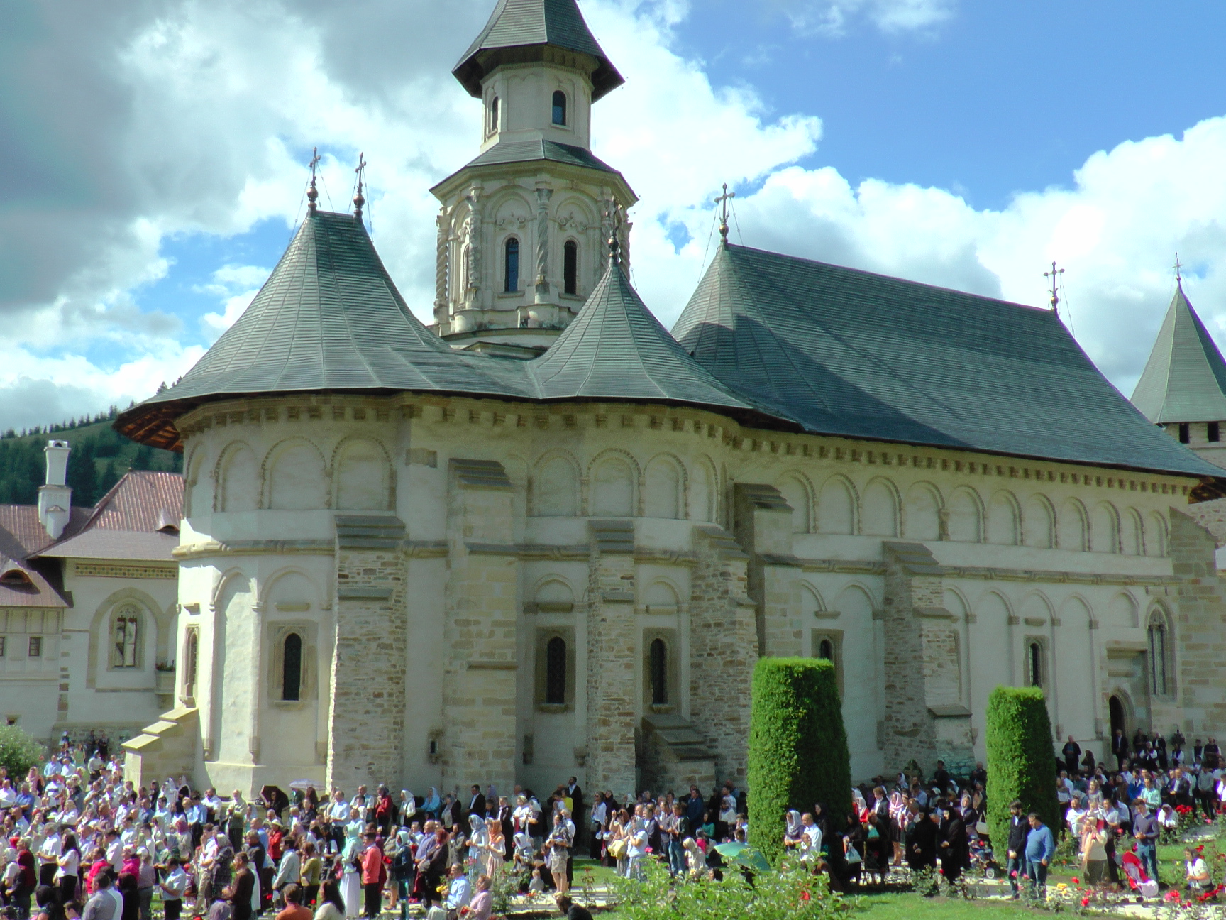 Liturghie arhierească și sfințire de noi clopote, la împlinirea a 550 de ani de la punerea pietrei de temelie a Mănăstirii Putna