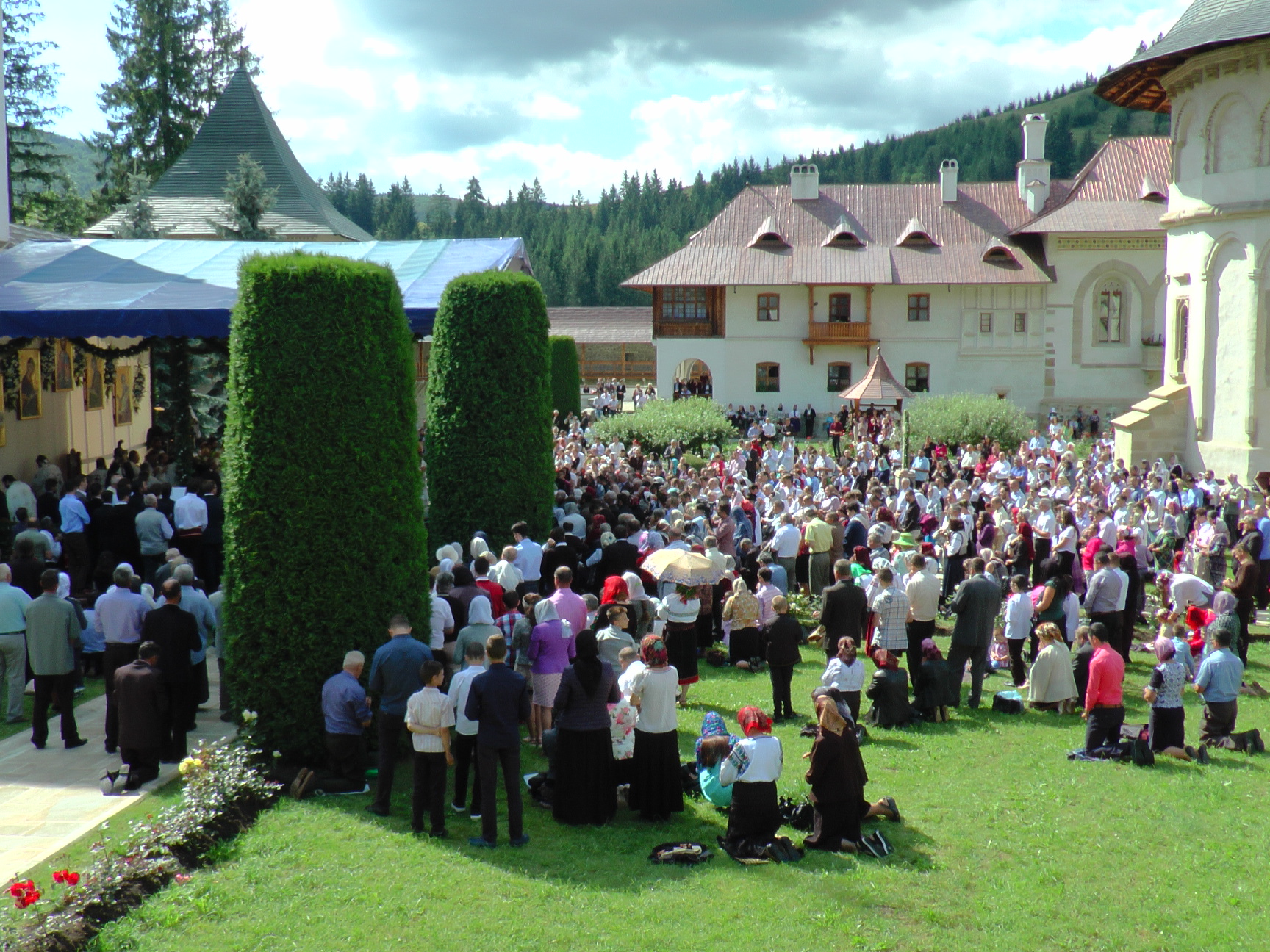 Liturghie arhierească și sfințire de noi clopote, la împlinirea a 550 de ani de la punerea pietrei de temelie a Mănăstirii Putna