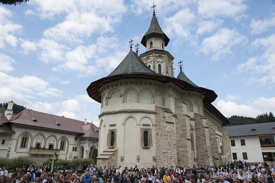 Liturghie arhierească și sfințire de noi clopote, la împlinirea a 550 de ani de la punerea pietrei de temelie a Mănăstirii Putna