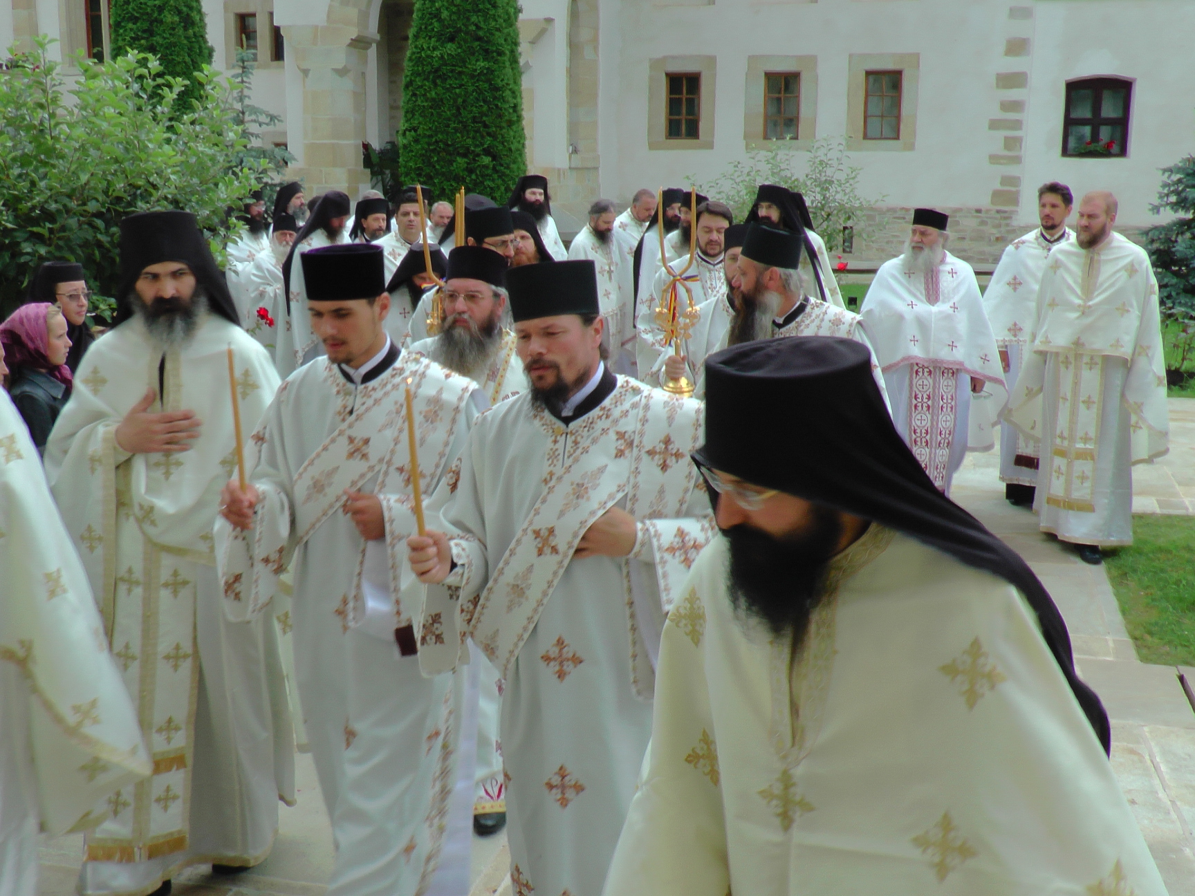 Liturghie arhierească și sfințire de noi clopote, la împlinirea a 550 de ani de la punerea pietrei de temelie a Mănăstirii Putna