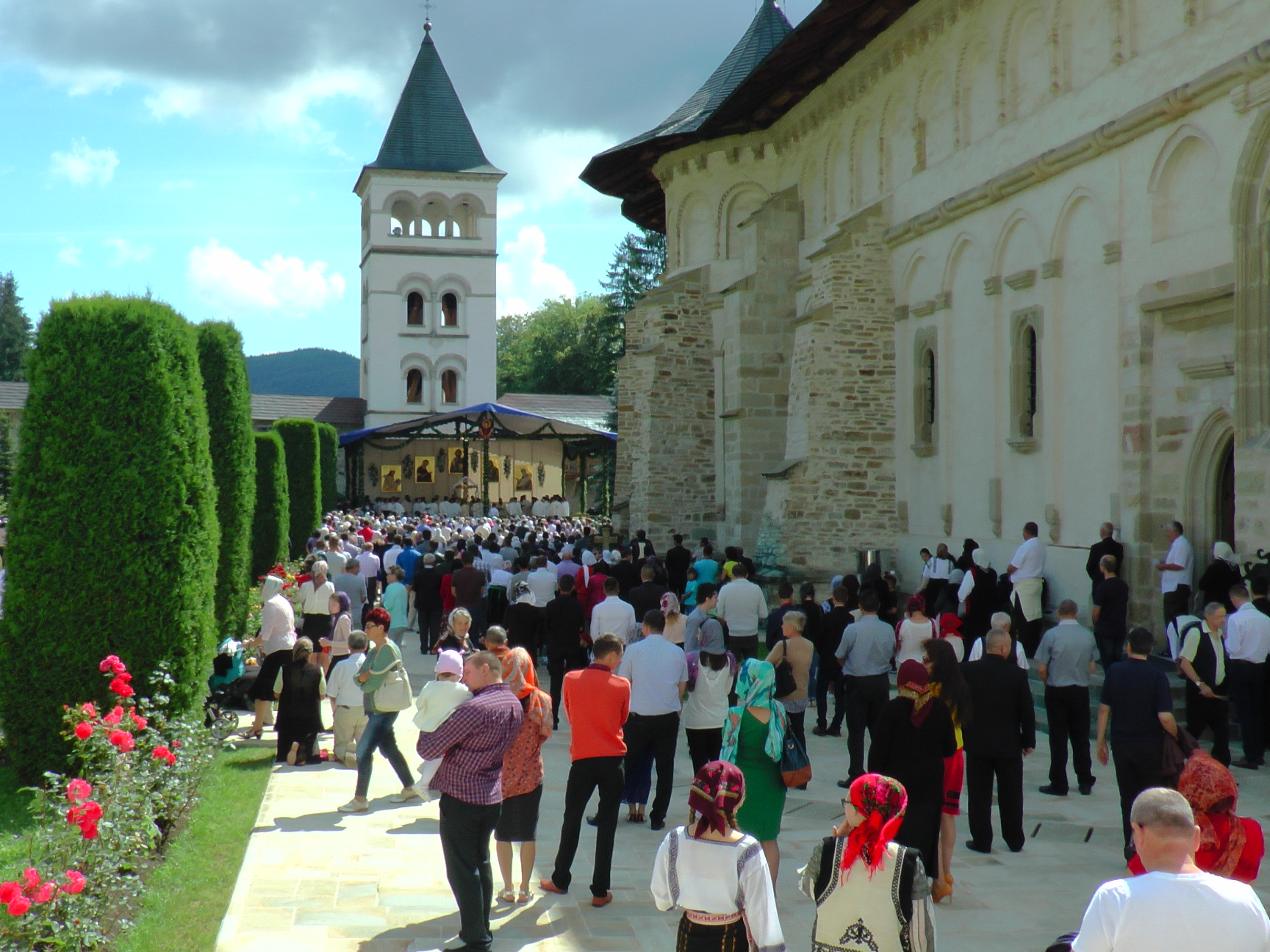 Liturghie arhierească și sfințire de noi clopote, la împlinirea a 550 de ani de la punerea pietrei de temelie a Mănăstirii Putna