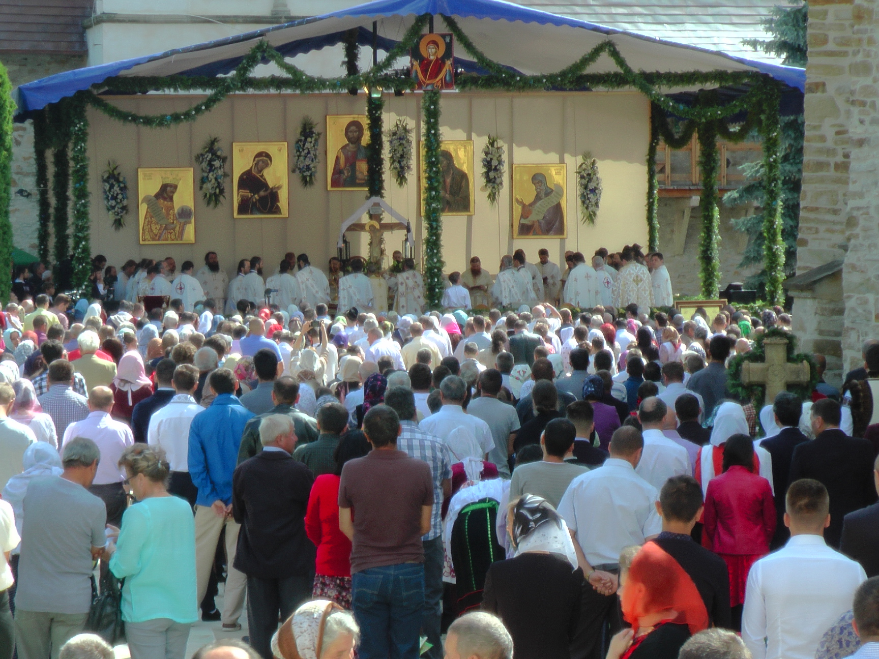 Liturghie arhierească și sfințire de noi clopote, la împlinirea a 550 de ani de la punerea pietrei de temelie a Mănăstirii Putna