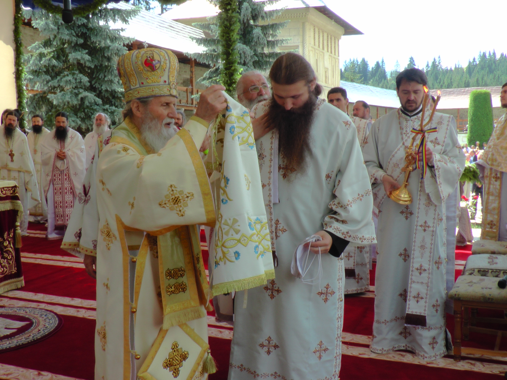 Liturghie arhierească și sfințire de noi clopote, la împlinirea a 550 de ani de la punerea pietrei de temelie a Mănăstirii Putna